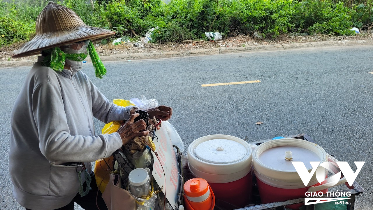 Bà Ph. đã ngoài 80 tuổi hàng ngày đi bộ dọc các tuyến phố để bán thạch rau câu dạo