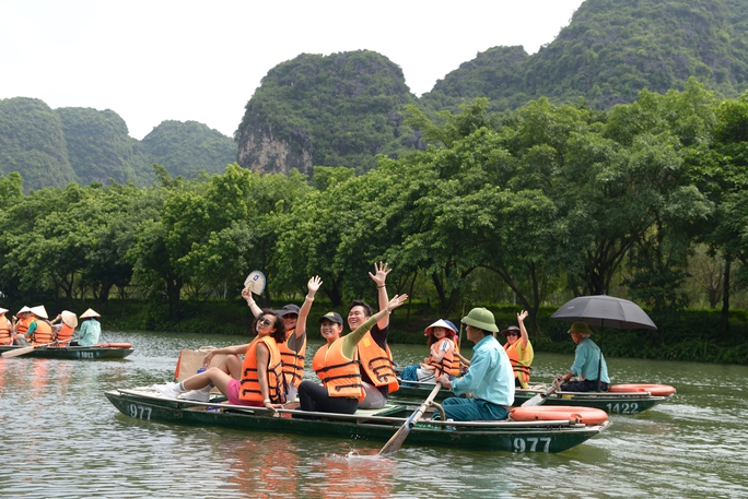 Du khách Việt có xu hướng đi theo nhóm nhỏ, tự đặt dịch vụ thay vì đặt tour. Ảnh: Người lao động