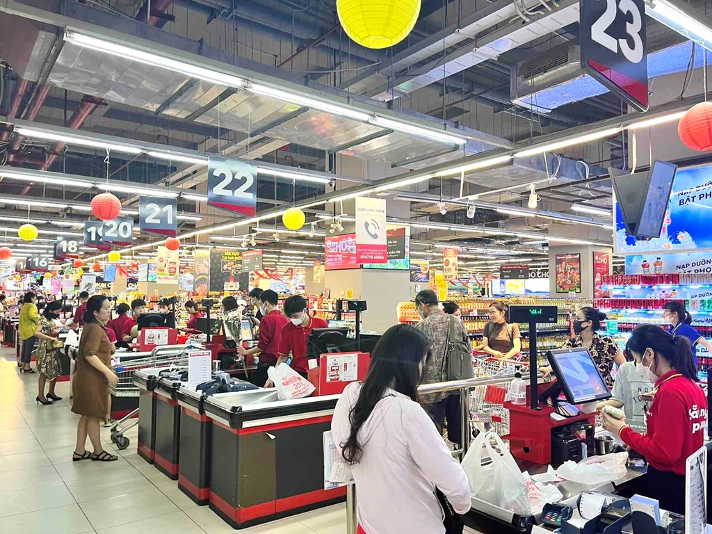 Lượng khách đến siêu thị WinMart tăng mạnh. Ảnh: Khánh Vy/BNEWS/TTXVN