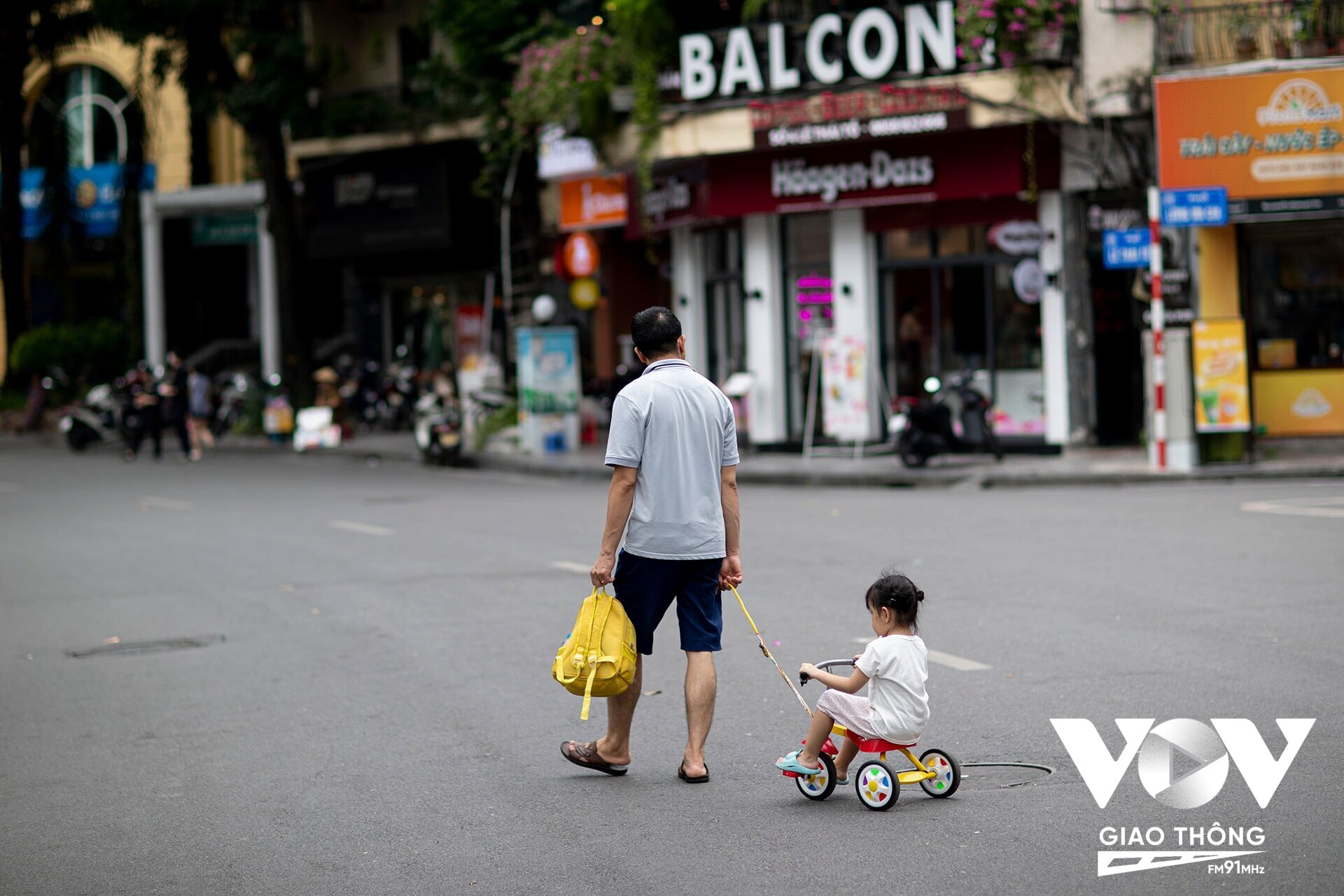Ông bố kéo cô con gái nhỏ đi chơi vô định trên phố đi bộ Hồ Hoàn Kiếm. Hầu như không có một không gian vui chơi phù hợp với lứa tuổi của bé