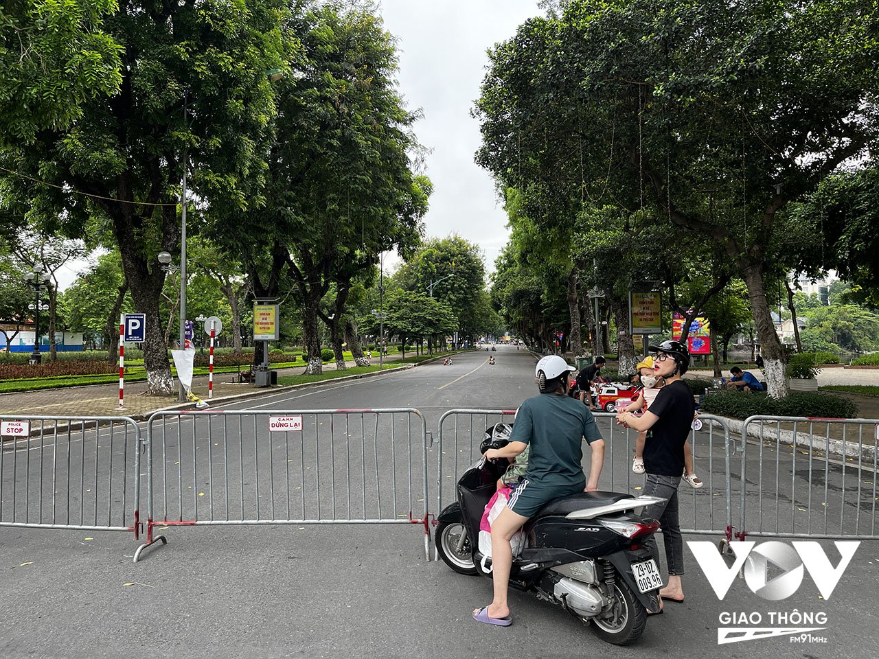 Cả tuyến phố đi bộ Trần Nhân Tông vào dịp cuối tuần chỉ có 1 hàng phục vụ xe điều khiển cho trẻ nhỏ...