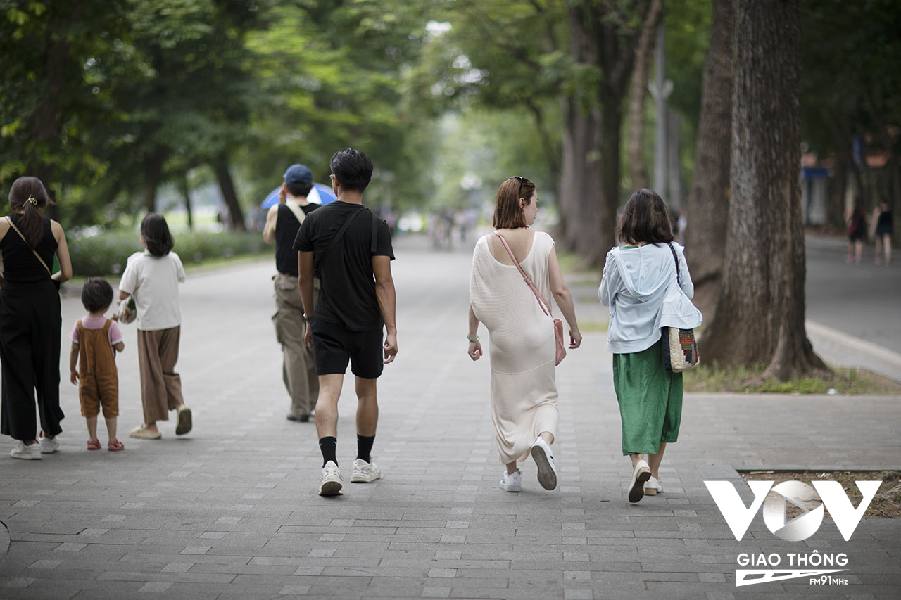 Là một trong những tuyến phố đi bộ đầu tiên của Thủ đô, nhưng hiện nay phố đi bộ Hồ Hoàn Kiếm cũng đã dần mất đi sự hấp dẫn vì không có nhiều hoạt động giải trí phục vụ người dân