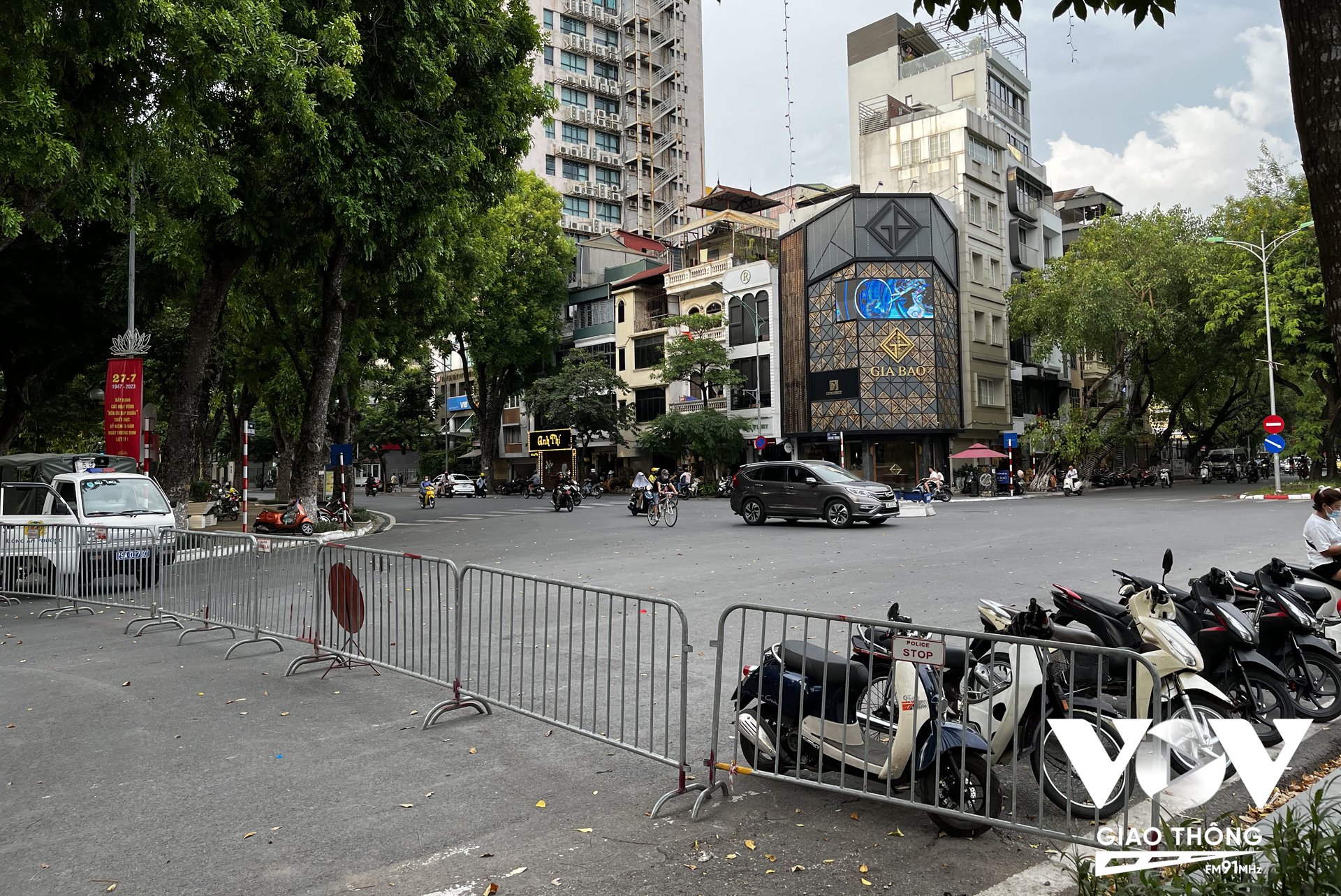 Đoạn đầu phố đi bộ Trần Nhân Tông được rào chắn bắt đầu từ ngã ba Trần Nhân Tông - Quang Trung