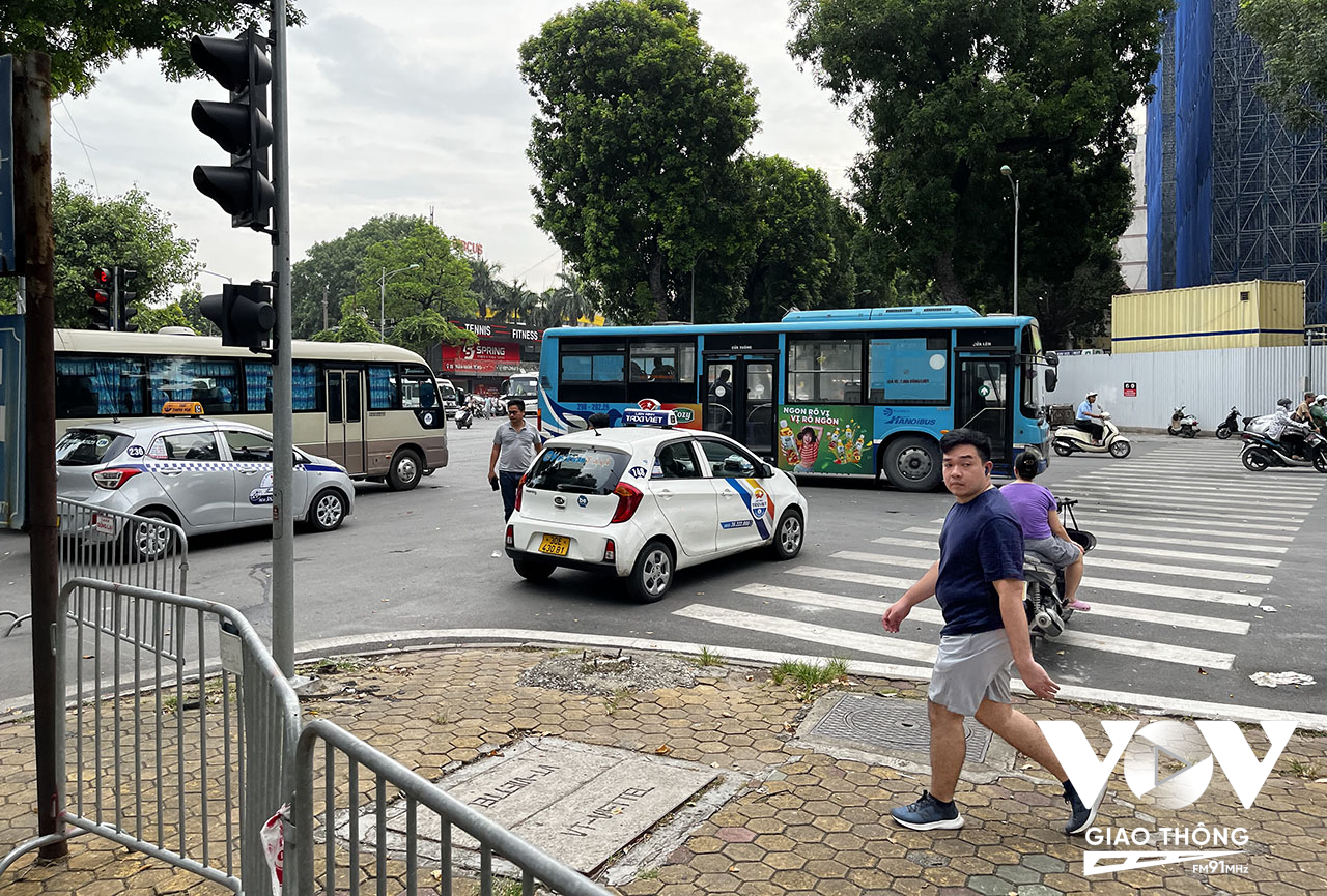 Trong khi đó, việc chặn đường vào 3 ngày cuối tuần khiến giao thông ở khu vực này cũng gặp nhiều khó khăn khi luôn xảy ra xung đột ở 2 đầu đường