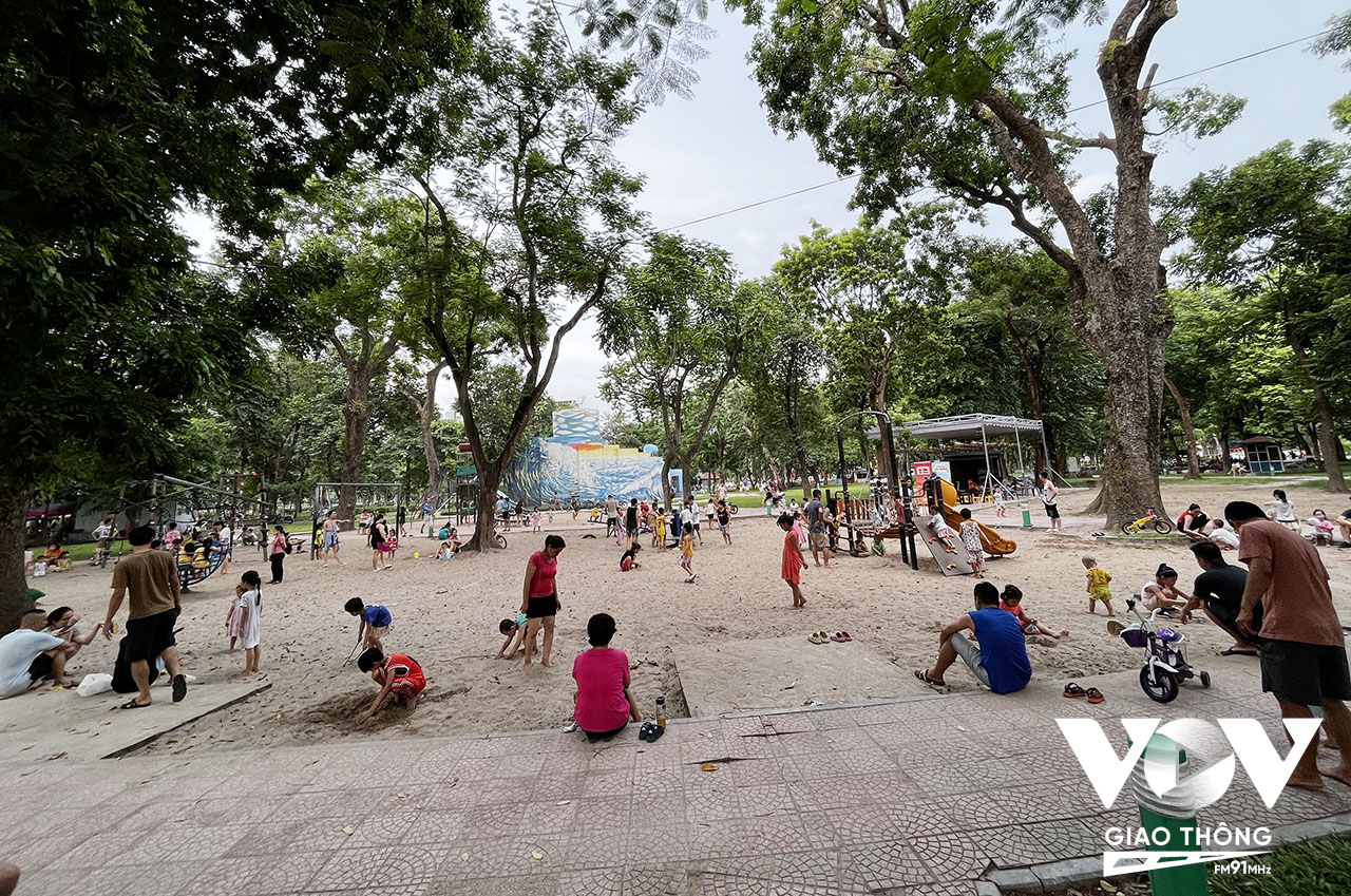 Bên ngoài phố đi bộ vắng vẻ là thế, nhưng bên trong công viên rất sôi động và có hàng ngàn ngườil dân tập trung ở đây vui chơi, giải trí...