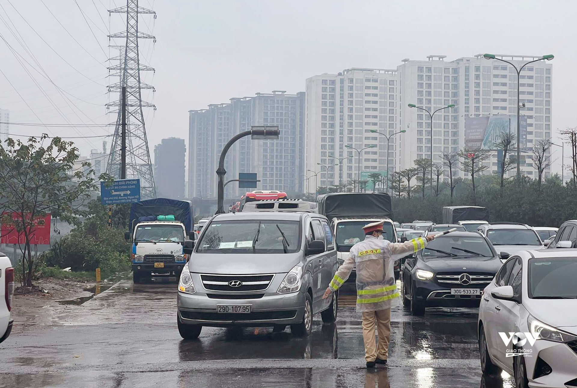 Lực lượng CSGT Hà Nội phân luồng giao thông mùa mưa bão. Ảnh minh họa.