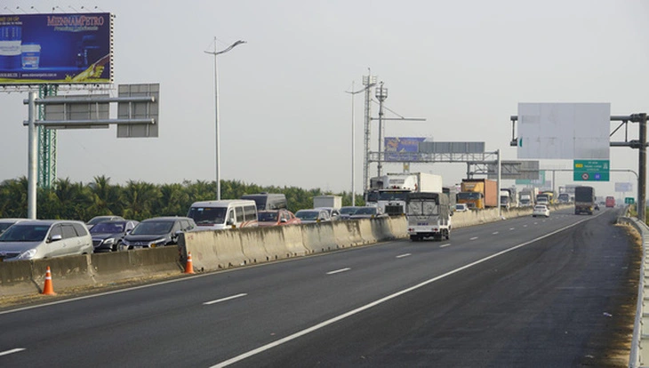 Cao tốc Trung Lương - Mỹ Thuận chỉ bố trí điểm dừng khẩn cấp ngắt quãng cách nhau 4-5 km/điểm - Ảnh: Tuổi trẻ
