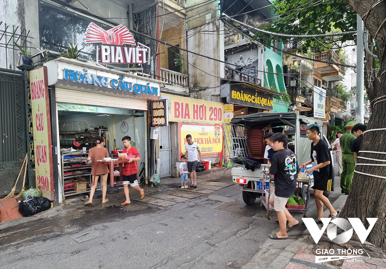 Hầu như ngày nào, cơ quan chức năng cũng đi nhắc nhở hàng quán xung quanh hồ Hoàng Cầu. Nhưng nhắc thì kéo bàn ghế vào mà vắng bóng lực lượng thì lại bê ra