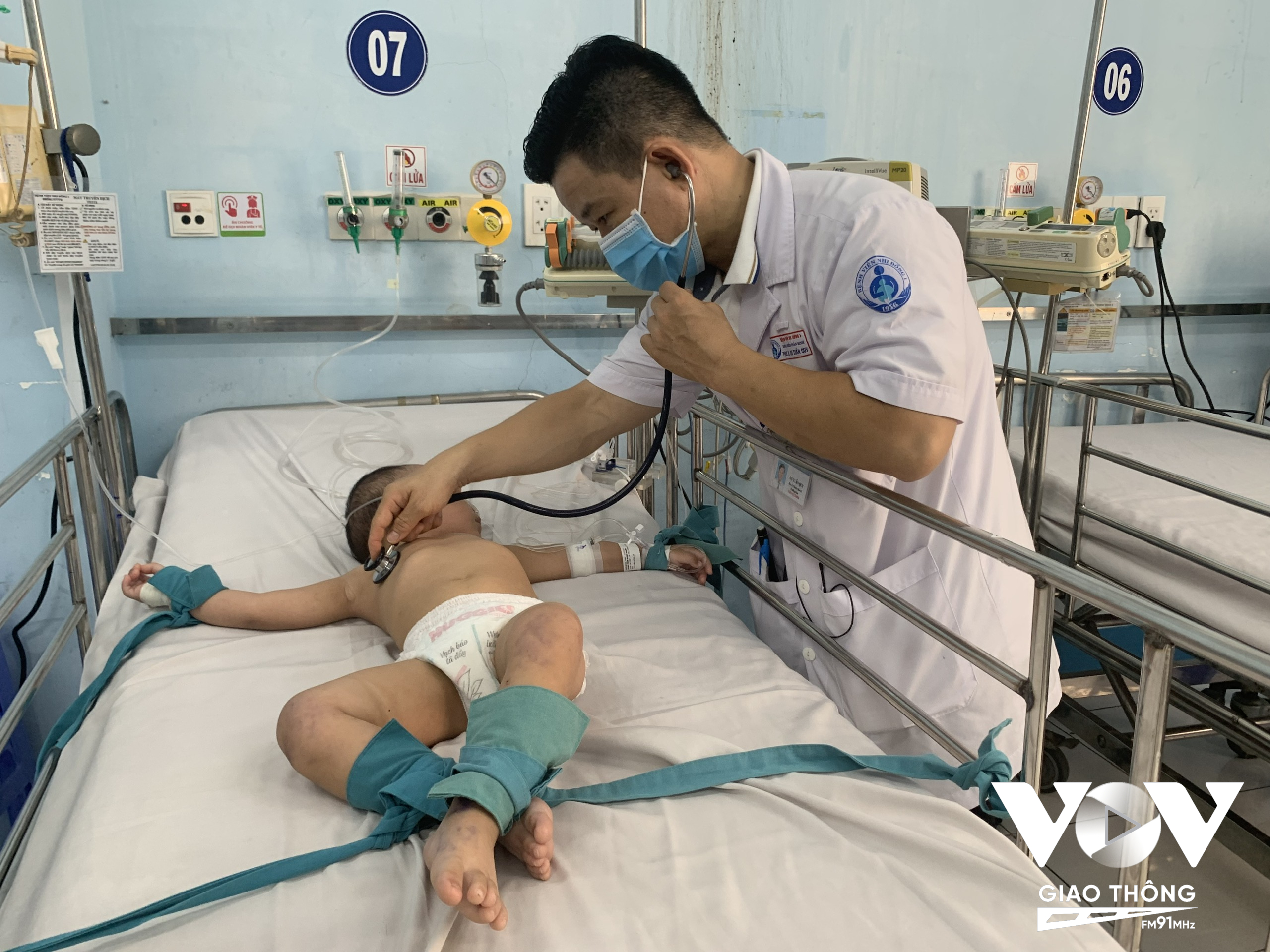 Nhiều trẻ khu vực phía nam và Đồng bằng Sông Cửu Long bị chân tay miệng đang chuyển lên tuyến trên ở TP.HCM điều trị. Ảnh: Phan Nhơn