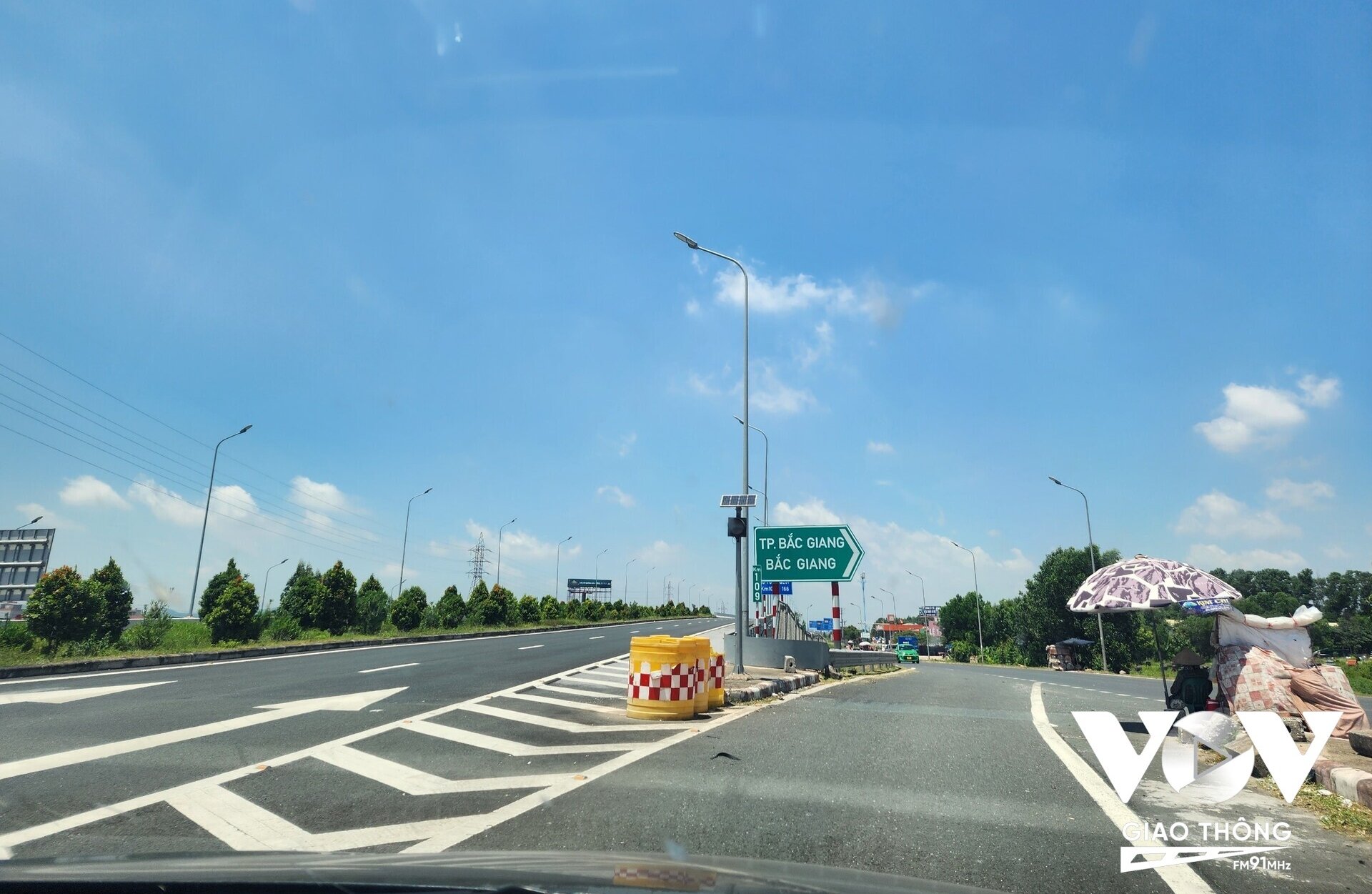 Lối ra của cao tốc Bắc Giang - Lạng Sơn (Km109+400 phải tuyến) hướng ra TP Bắc Giang giao cắt với QL1 có lưu lượng phượng tiện giao thông đông đúc