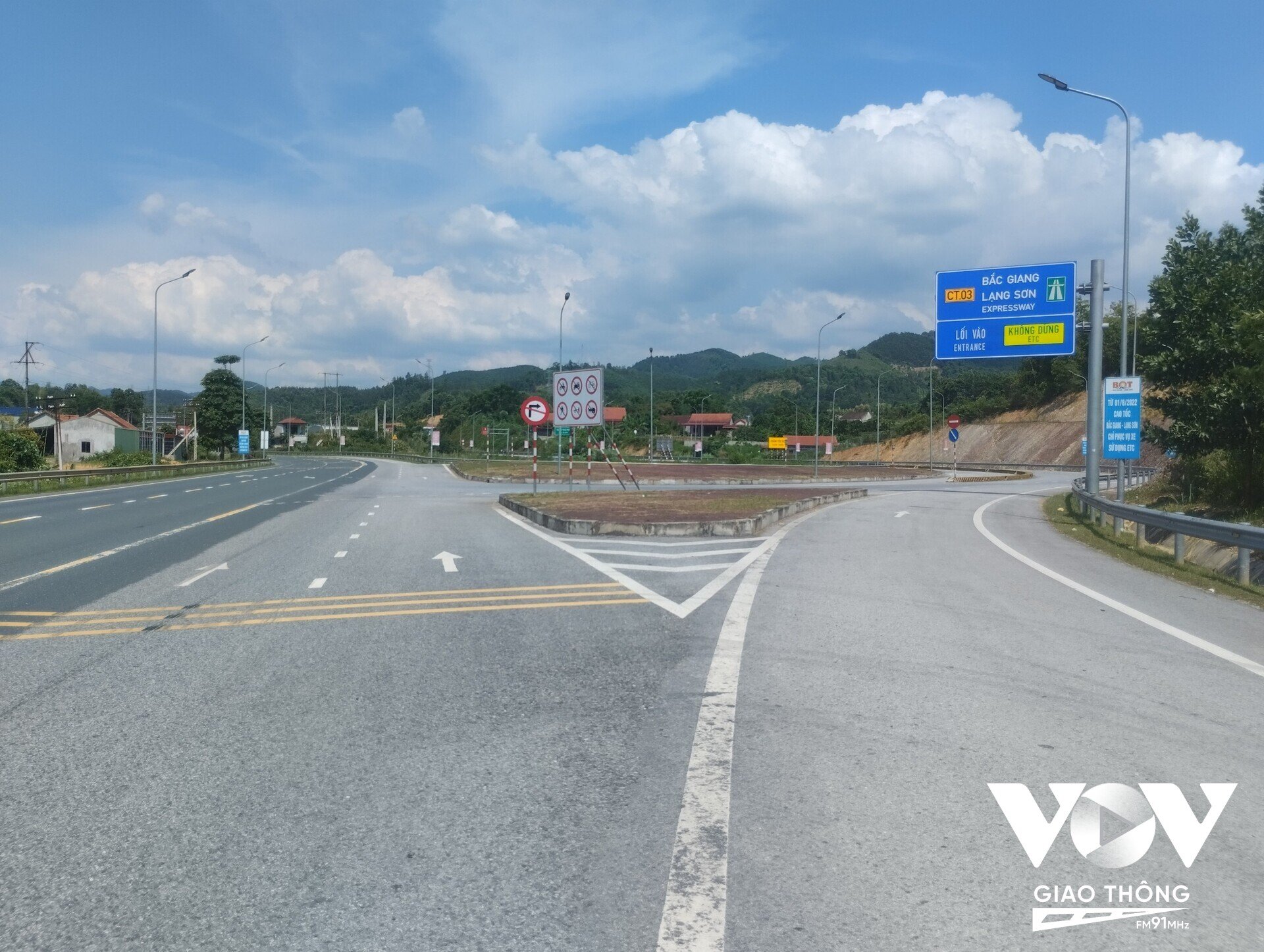 Nút giao đường dẫn ra, vào cao tốc Bắc Giang - Lạng Sơn với QL1 (đoạn Km45+100 cao ) tổ chức giao thông như hiện tại chưa thuận tiện cho người tham gia giao thông