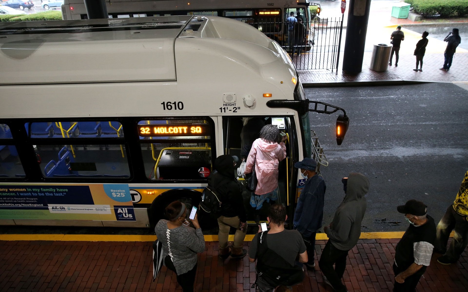 Miễn giảm giá vé xe buýt hỗ trợ rất nhiều với những người dân có thu nhập thấp: Ảnh: Jonathan Wiggs/Globe Staff