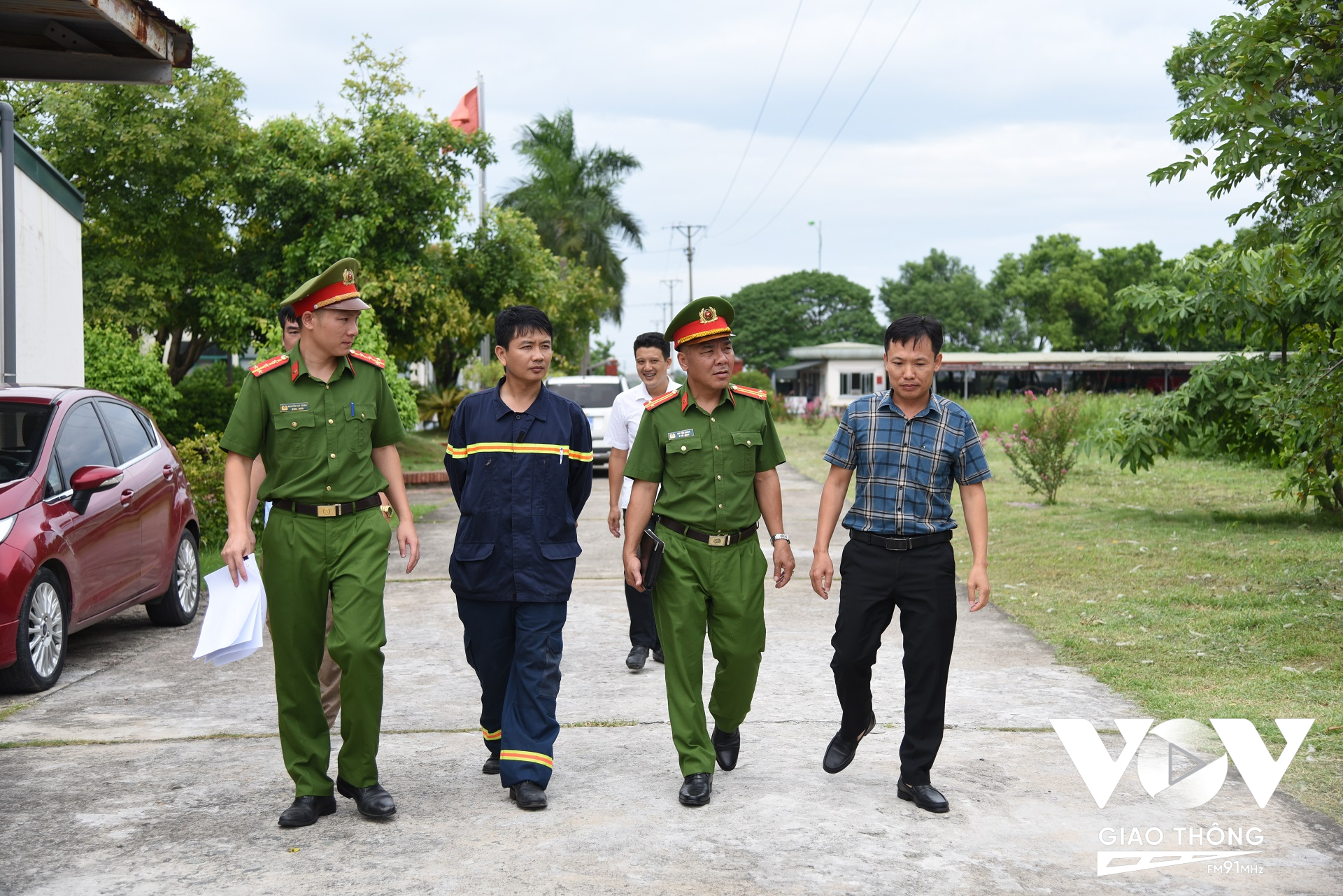 Lực lượng Cảnh sát PCCC&CNCH Công an huyện Mê Linh tuyên truyền công tác PCCC tại các DN sản xuất, kho xưởng