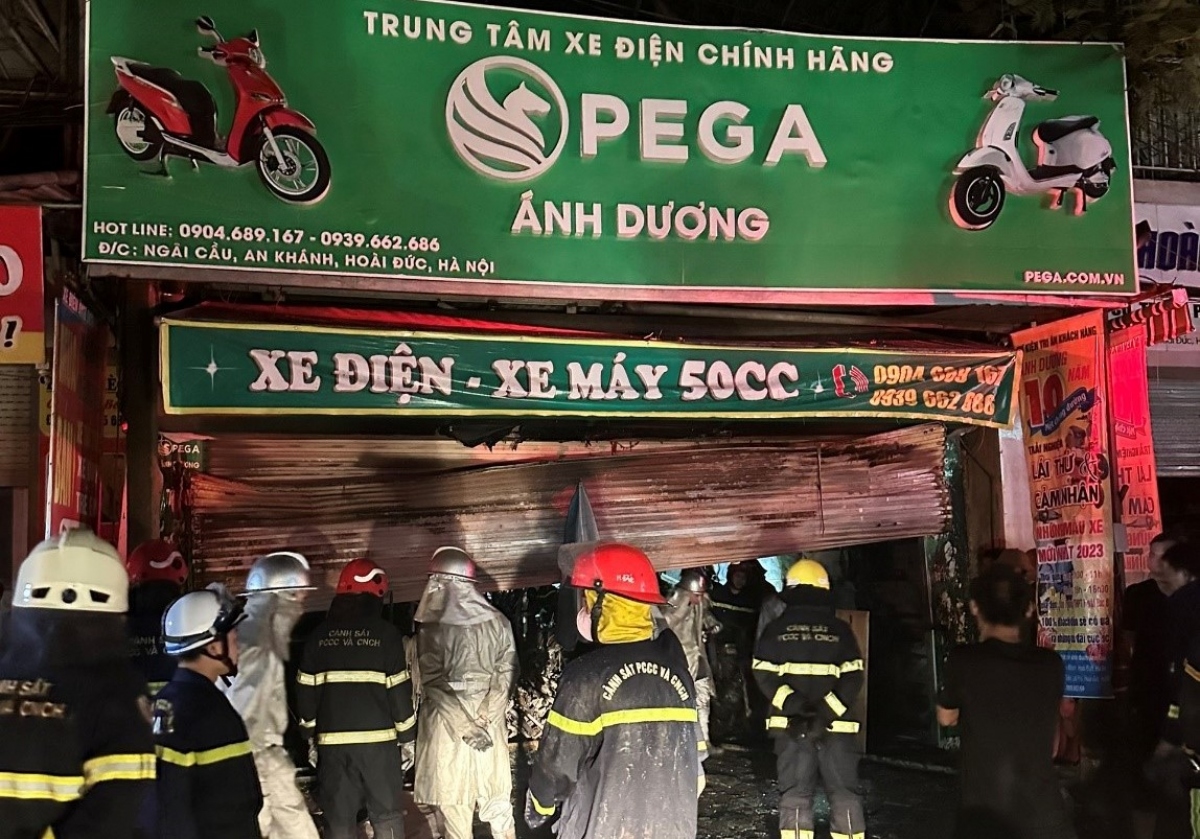 Hiện trường vụ hỏa hoạn rạng sáng ngày 19/7 tại An Khánh, Hoài Đức, Hà Nội tại căn nhà ở kết hợp cửa hàng bán xe đạp, xe máy