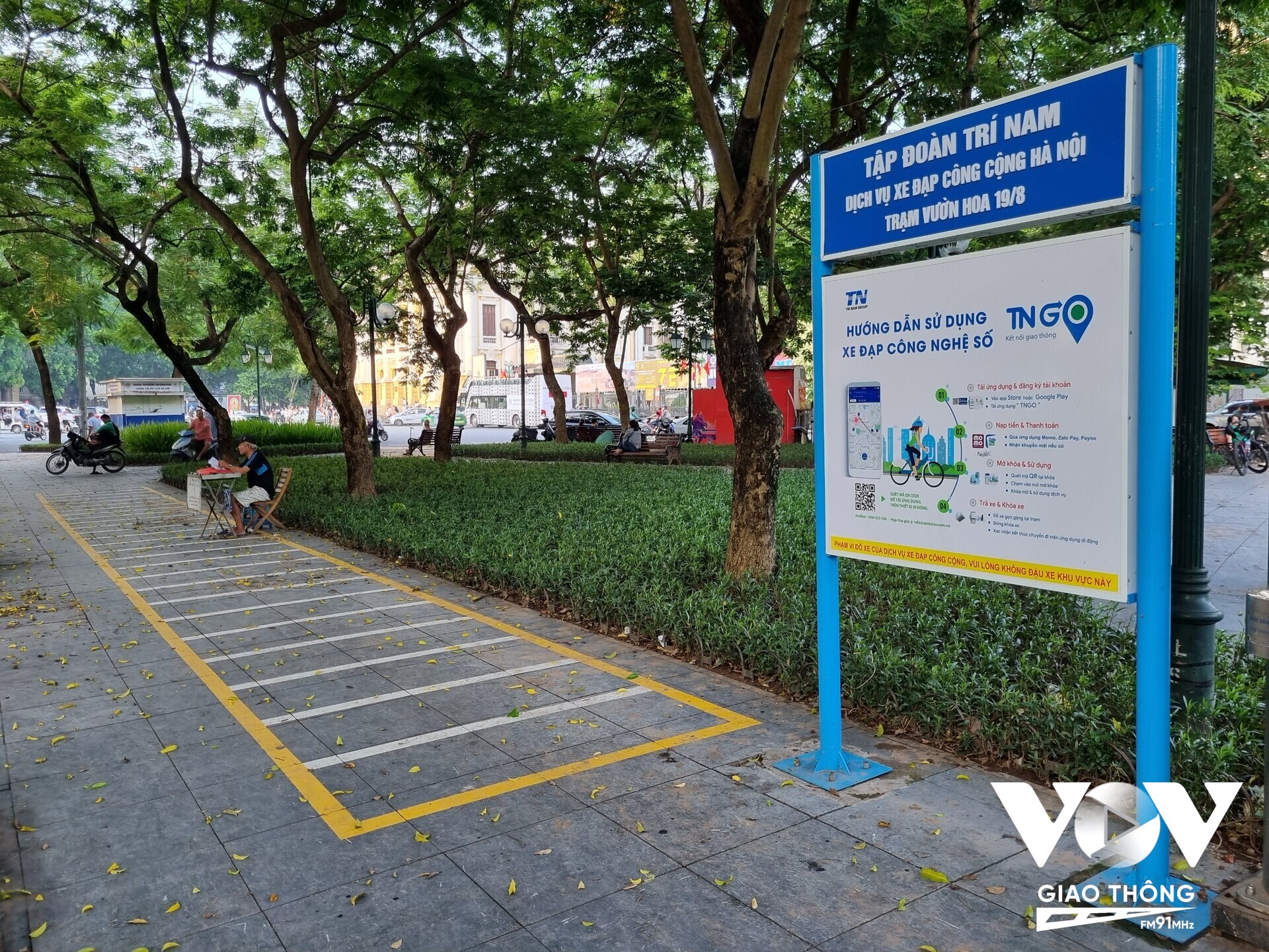 Trạm xe đạp công cộng đang được lắp đặt tại vườn hoa 19/8. Dự kiến, 600 xe đạp công cộng tại Hà Nội sẽ được đưa vào hoạt động trong tháng 8 tới