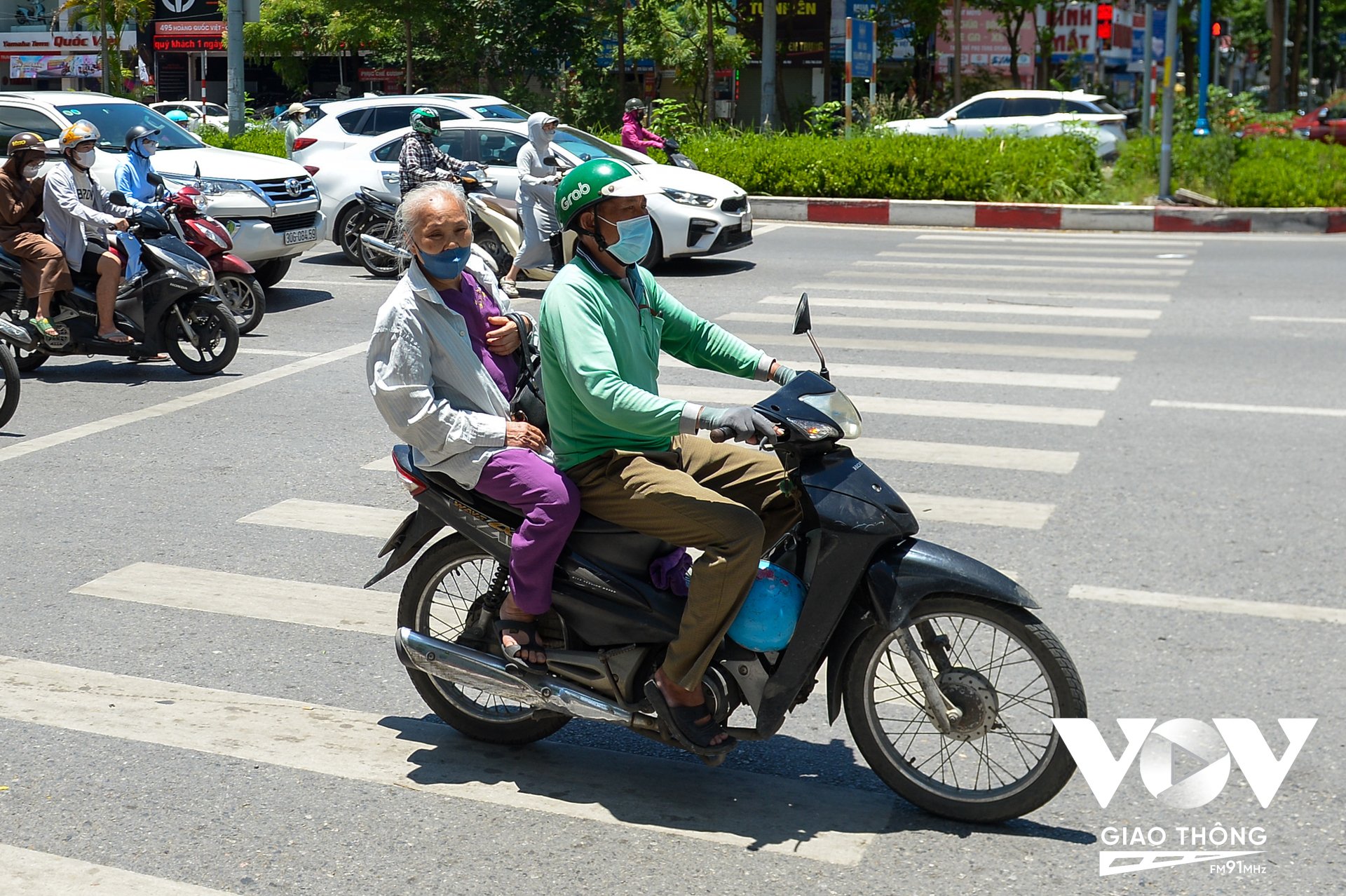 Việc hành khách khi sử dụng xe ôm công nghệ vi phạm luật giao thông cũng xuất hiện nhiều, điển hình là việc hành khách không đội mũ bảo hiểm, xuất hiện ở cả hành khách lớn tuổi. Tài xế thì bỏ mặc quy định bất chấp vượt đèn đỏ.