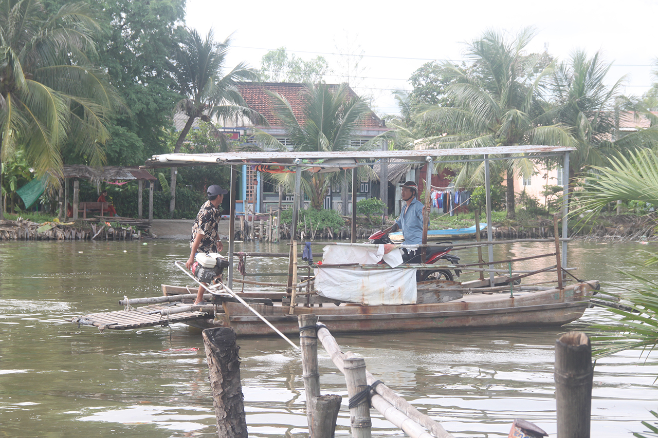 Bến đò ngang là phương tiện chính yếu để vận chuyển hành khách hằng ngày của người dân ĐBSCL