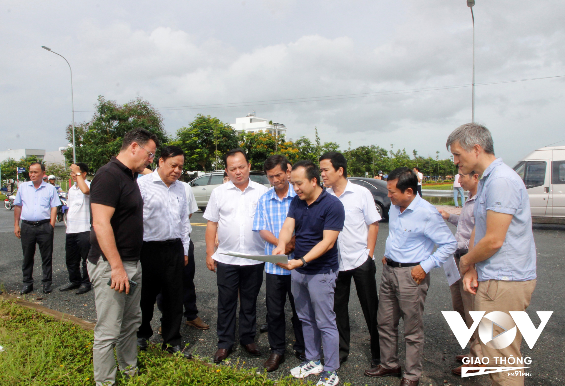 Đoàn công tác đã tham quan thực địa dự án tại Phát triển đô thị xanh thích ứng với biến đổi khí hậu tại thành phố Ngã Bảy. (Nhật Minh - Mekong FM)