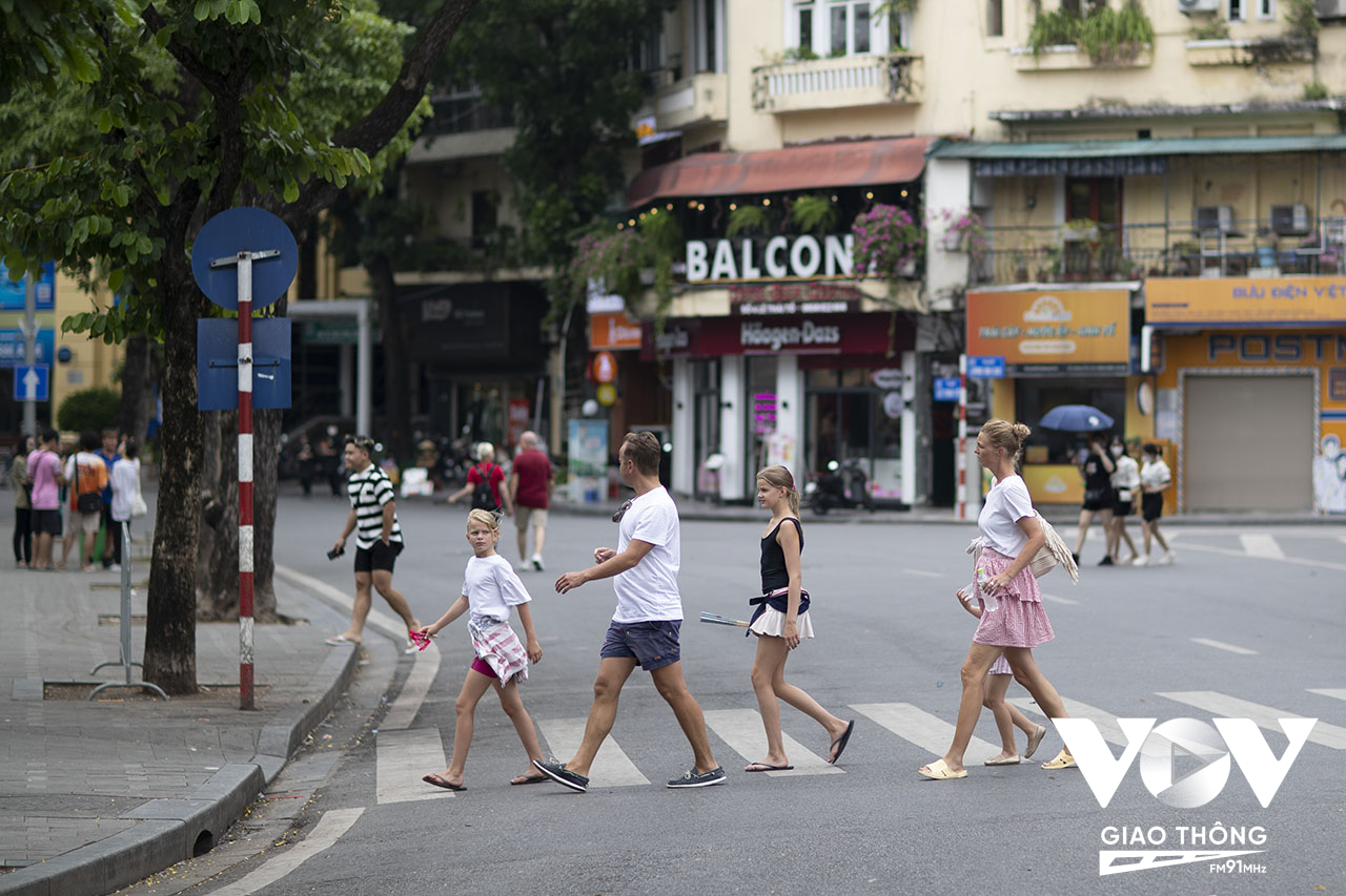 Phố đi bộ quanh hồ Hoàn Kiếm và khu phố cũ của Hà Nội đang ngày càng trở thành điểm đến không chỉ của người dân Hà Nội, mà cả của địa phương khác. Ảnh: Quang Hùng