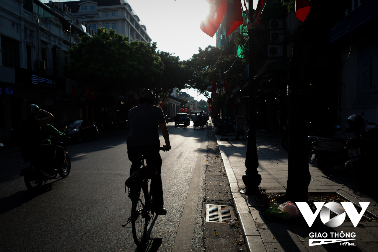 Dù nắng nóng, nhưng vẫn nhiều người chọn cách đạp xe để đi làm, đi chơi