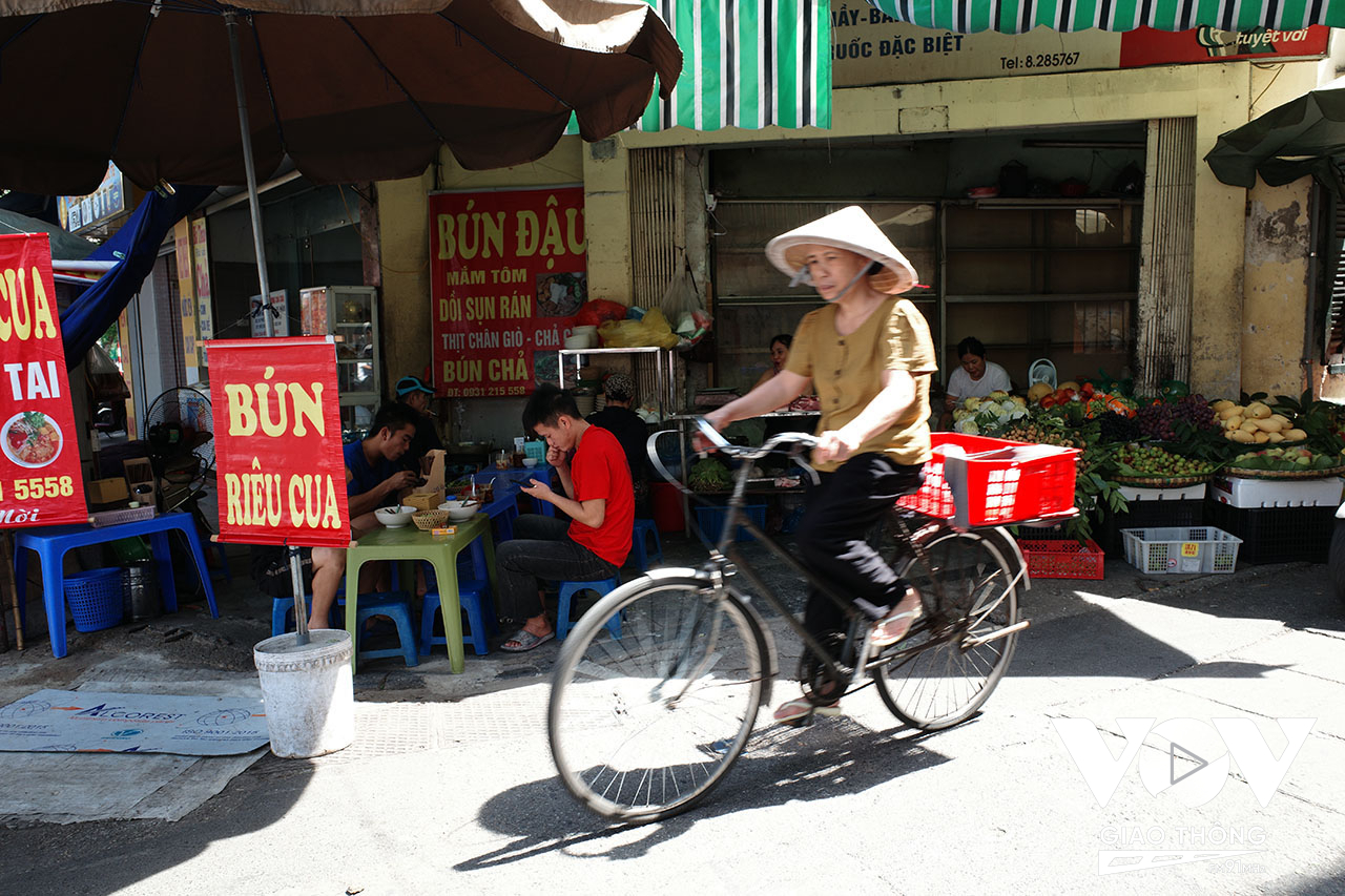 Ăn uống cũng là một vấn đề nan giải giữa cái nắng như thiêu như đốt