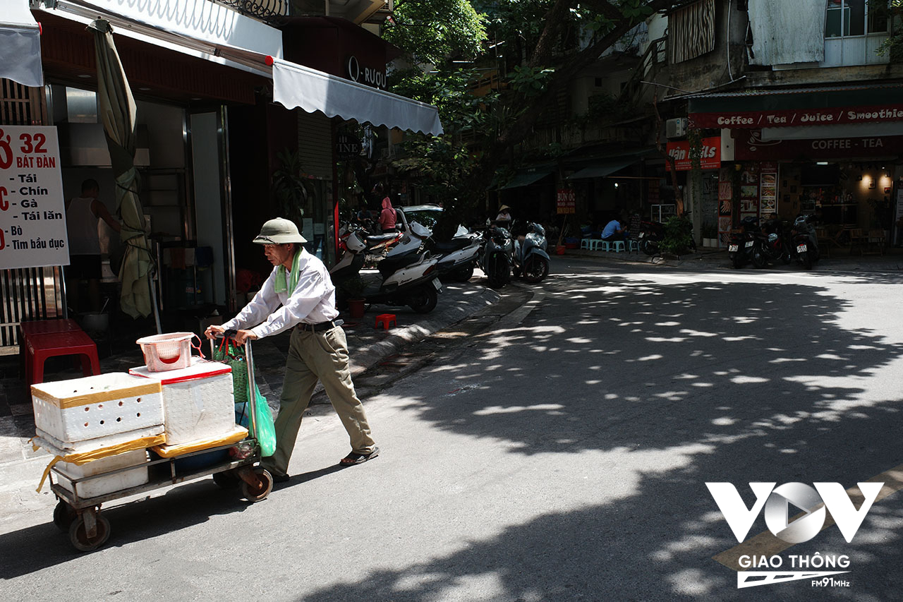 Nắng nóng, nhu cầu giải khát tăng cao, cũng là cơ hội cho những người bán mặt hàng này