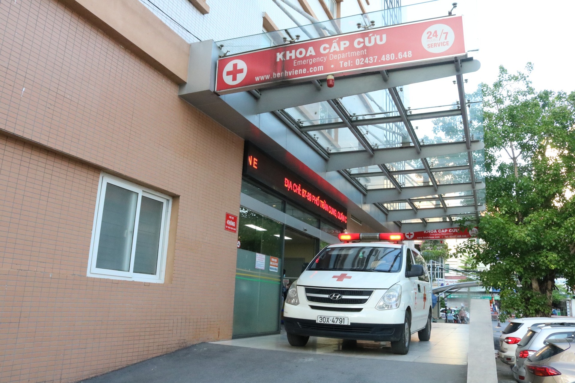 Các bác sĩ bệnh viện E tích cực tiếp nhận, cấp cứu và điều trị 4 nạn nhân của vụ tai nạn 'xe điên'