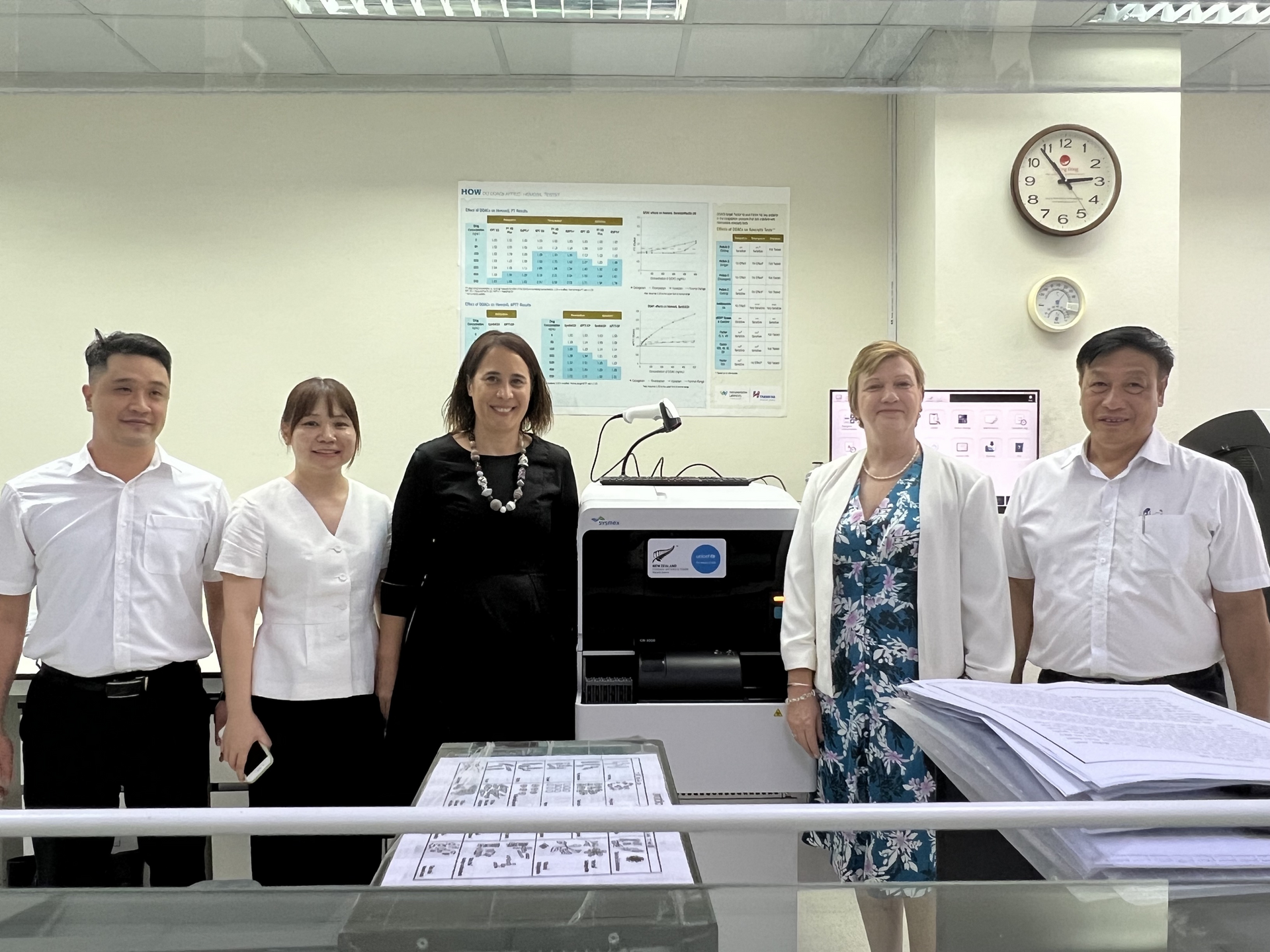 Trước đó, UNICEF cũng phối hợp với Đại sứ quán New Zealand tại Việt Nam trao gói trang thiết bị y tế hỗ trợ chẩn đoán, điều trị COVID 19 và các bệnh truyền nhiễm khác.