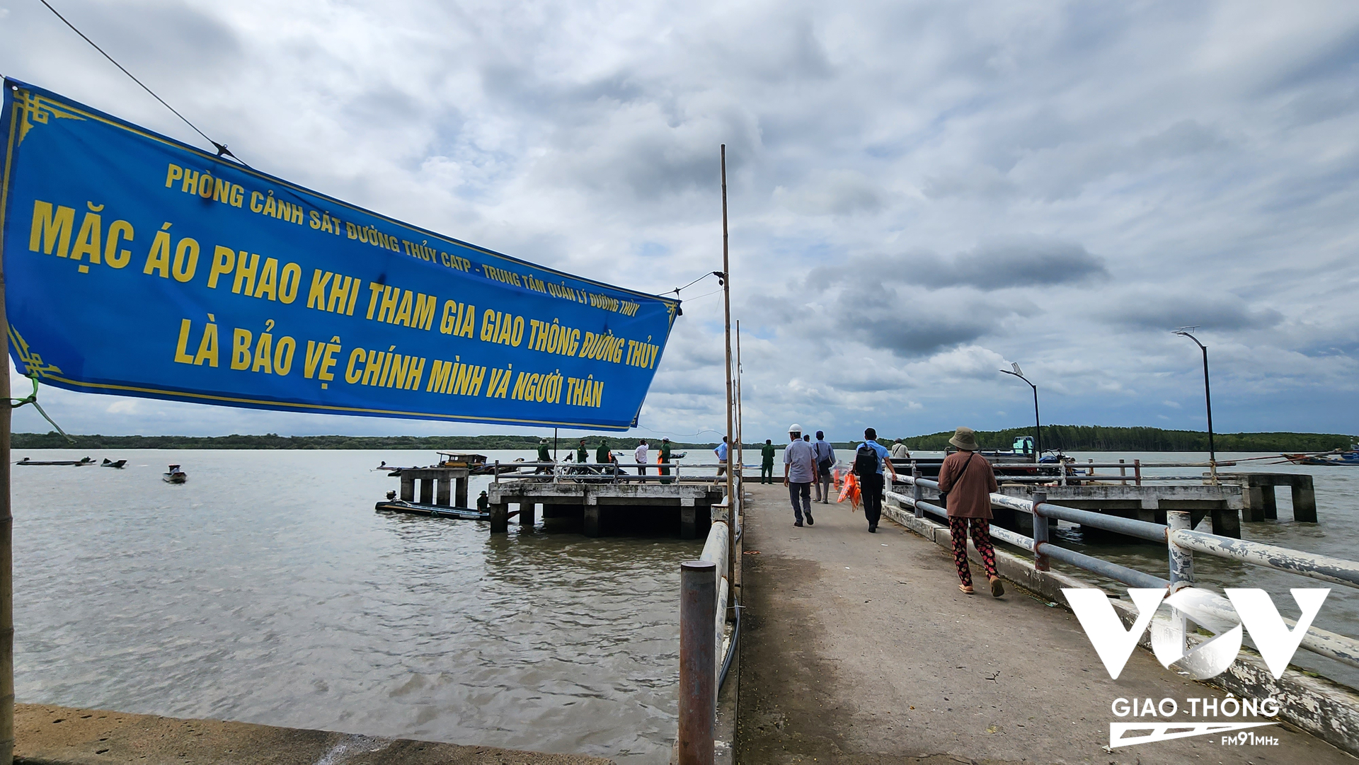 Lực lượng chức năng đã thực hiện tuyên truyền đến người dân là chủ phương tiện, chủ bến khách ven sông tại huyện Cần Giờ,TP,HCM về luật giao thông đường thủy
