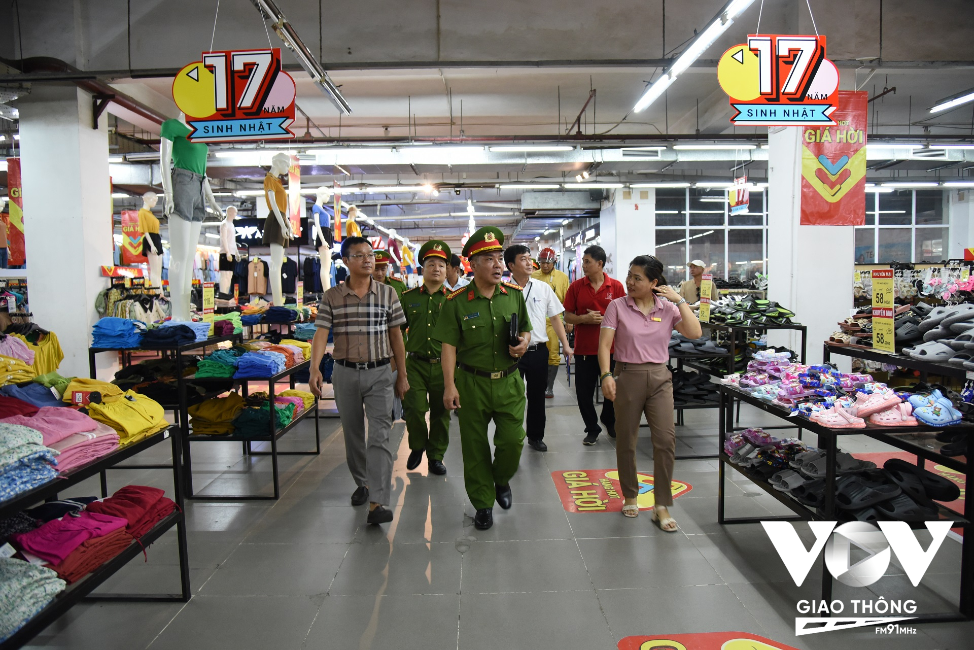 Đội Cảnh sát PCCC&CNCH Công an thị xã Sơn Tây tuyên truyền đảm bảo an toàn PCCC tại các chợ, siêu thị, TTTM