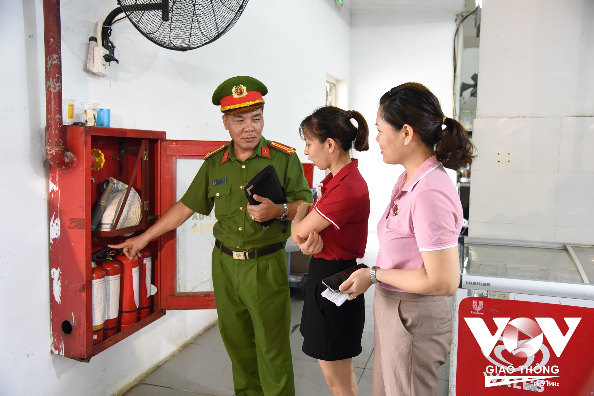 Lực lượng chức năng hướng dẫn sử dụng các thiết bị PCCC tại chỗ cho các tiểu thương kinh doanh tại chợ Nghệ (thị xã Sơn Tây)