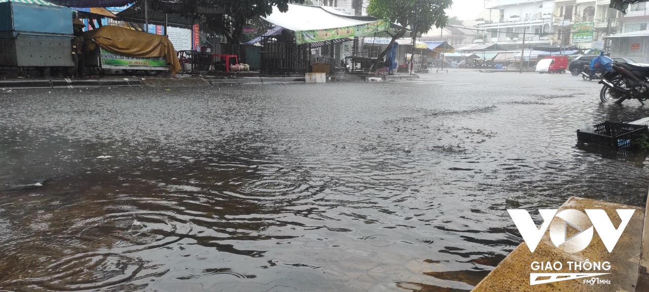 Cảnh ngập trong nội thành phố Bạc Liêu khi mưa xuống