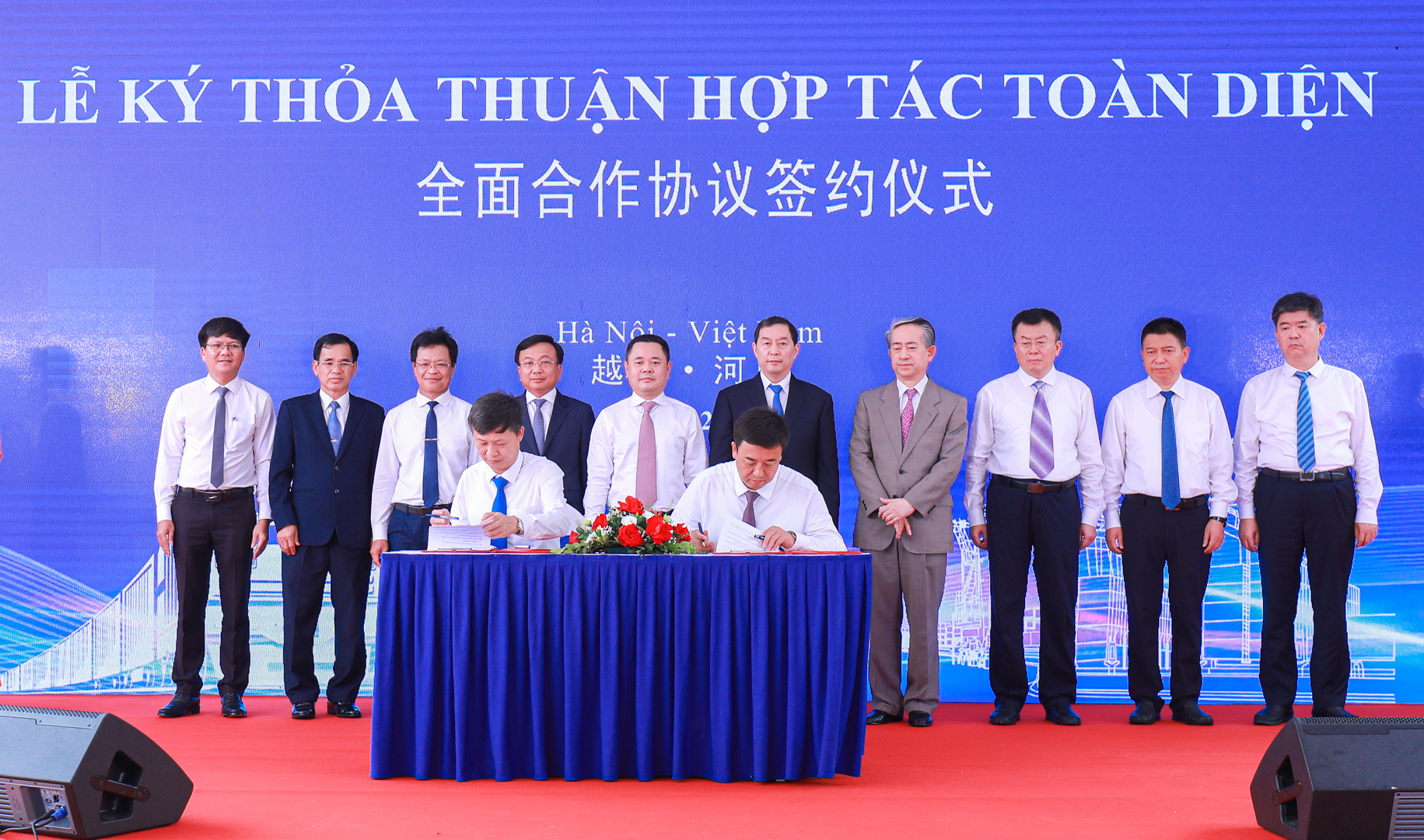 Lãnh đạo Công ty CP Vận tải và Thương mại đường sắt và lãnh đạo Công ty Hữu hạn vật lưu Lục Cảng quốc tế Thạch Gia Trang ký thỏa thuận hợp tác toàn diện.