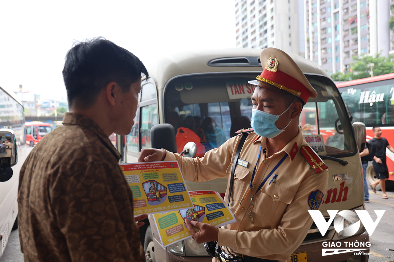 CSGT Hà Nội tiến hành phát tờ rơi đến các xe để tuyên truyền về đảm bảo trật tự ATGT.