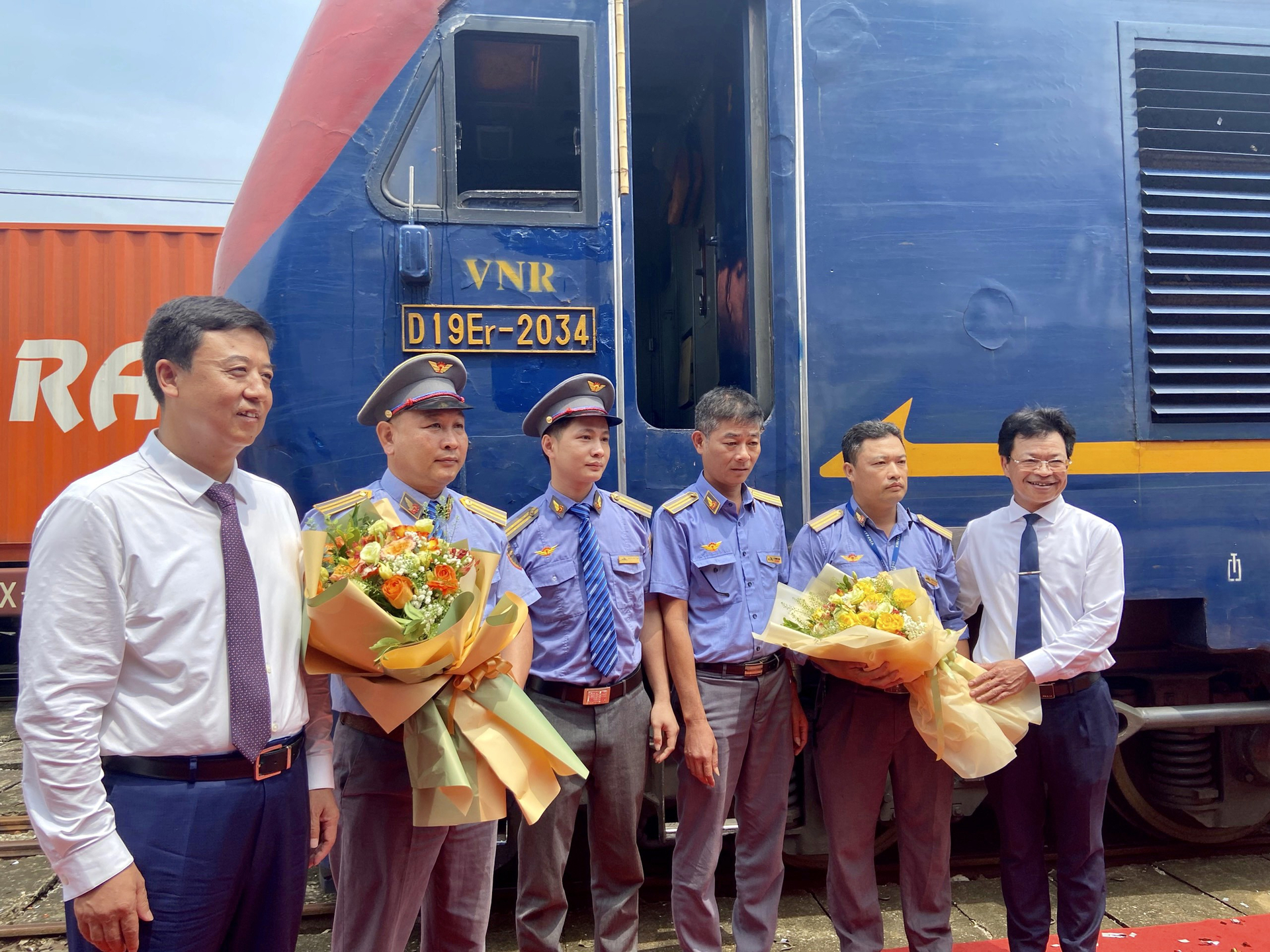 Các đại biểu trao tặng hoa tổ lái tàu chuyến tàu liên vận quốc tế đầu tiên tuyến Thạch Gia Trang - Yên Viên.