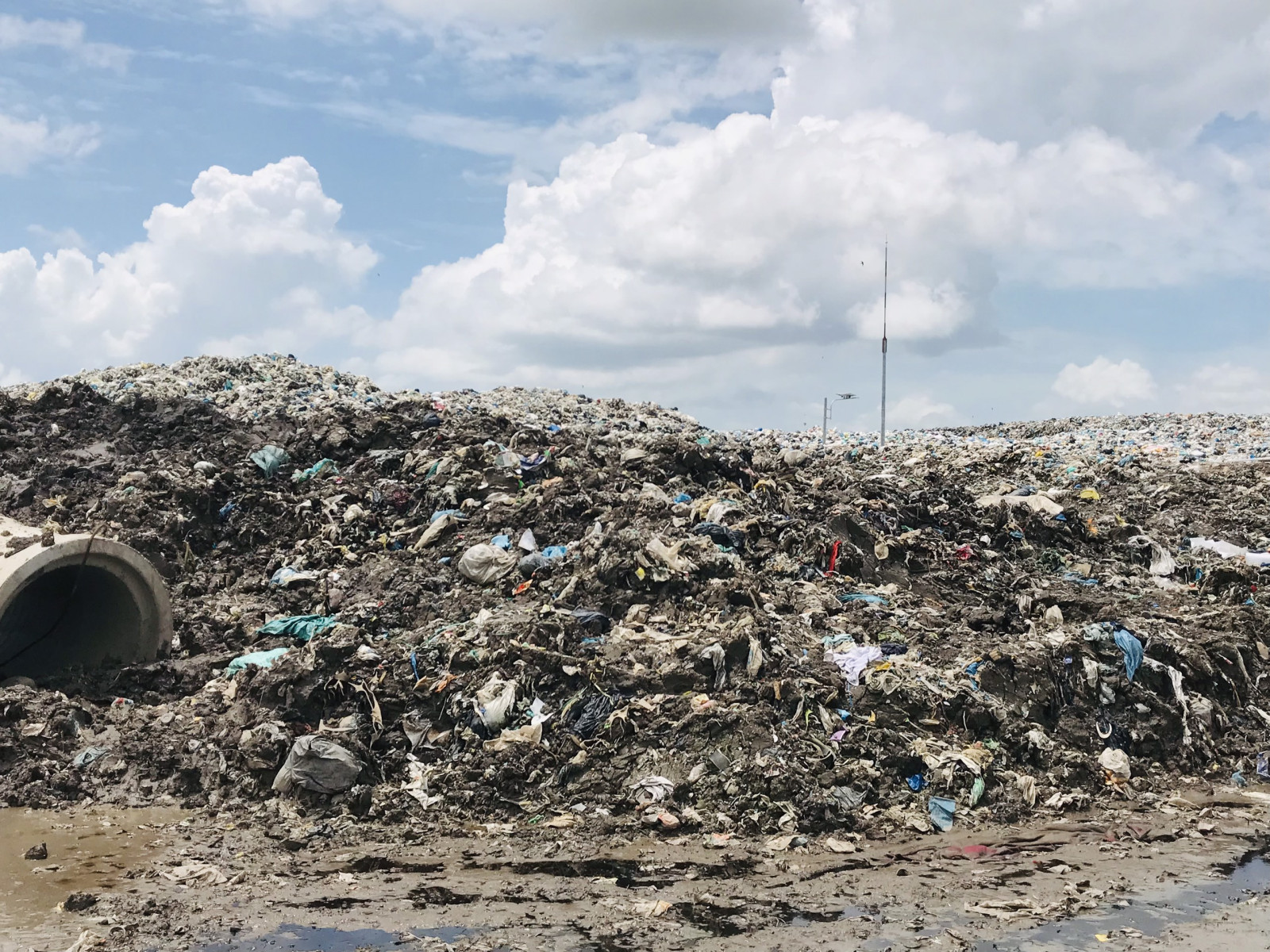 Ngày 23/7/2023 UBND tỉnh Bến Tre đã ban hành văn bản công bố tình huống khẩn cấp tình hình sự cố môi trường Bãi rác An Hiệp huyện Ba Tri. Ảnh: Kinhtemoitruong.vn