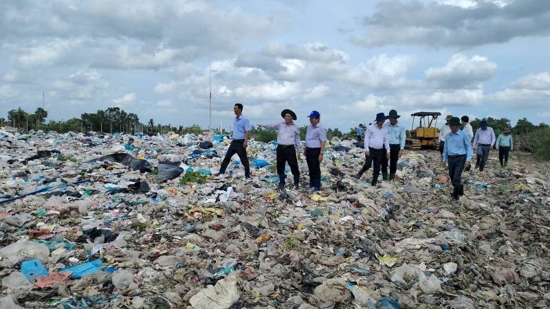 Đoàn lãnh đạo tỉnh Bến Tre khảo sát tiến độ xử lý ô nhiễm môi trường tại bãi rác An Hiệp. Ảnh: Báo Nhân dân