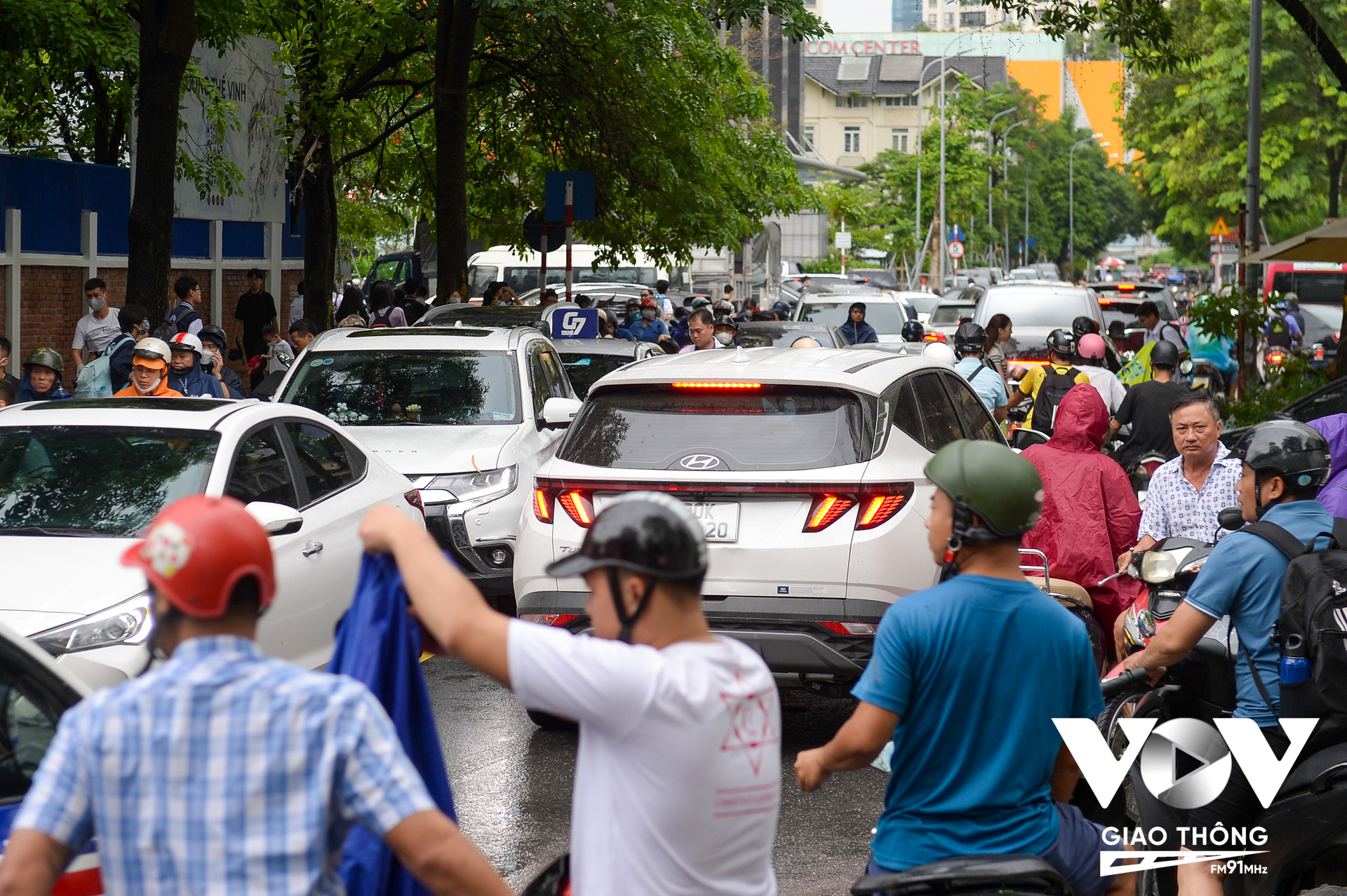 Trong đường Đinh Núp, một số đoạn qua cổng trường học giao thông cũng tăng cao, ô tô, xe máy đan kẹt vào nhau.