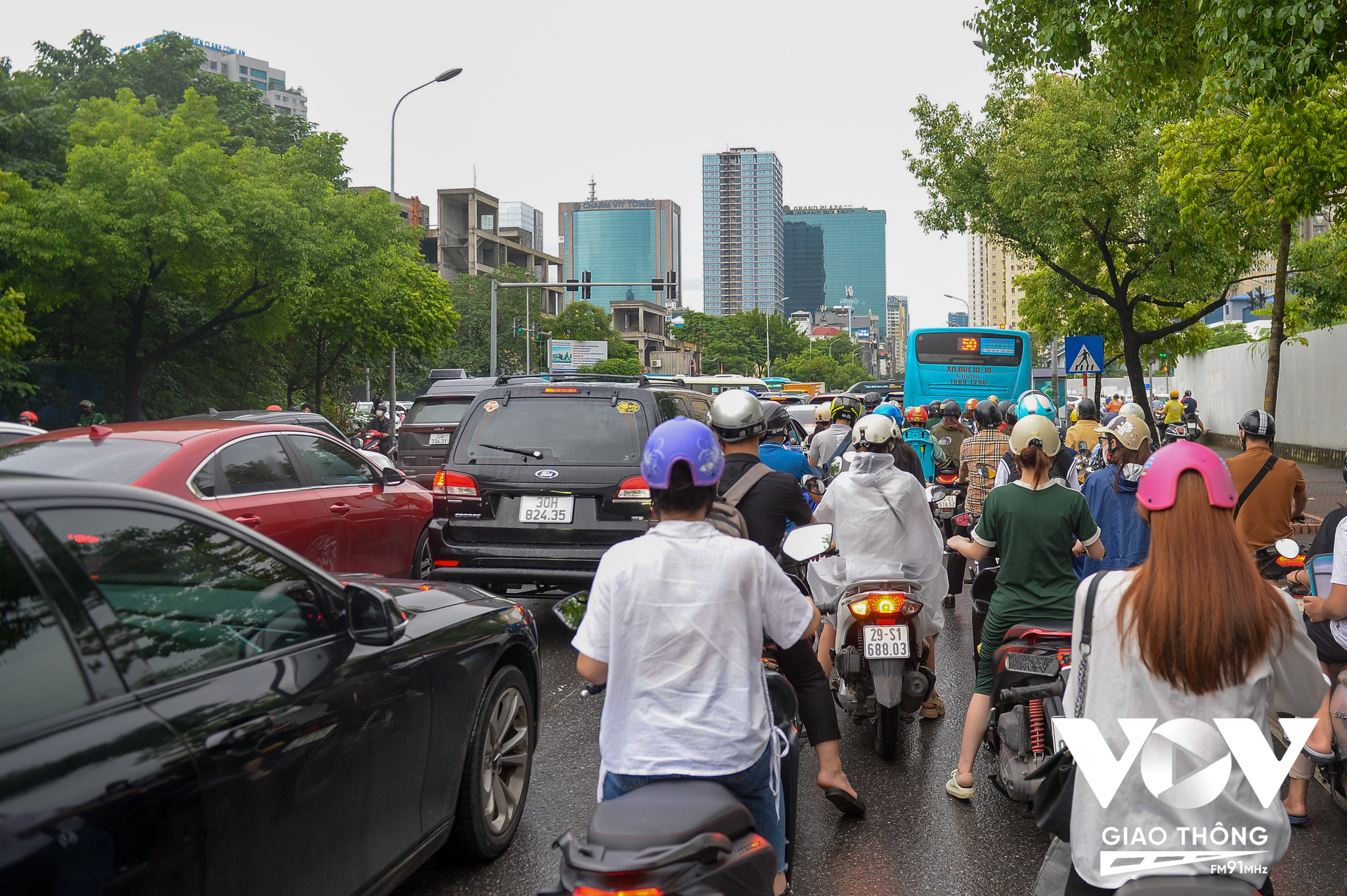 Người tham gia giao thông đã quá quen với việc Hà Nội cứ mưa là tắc.