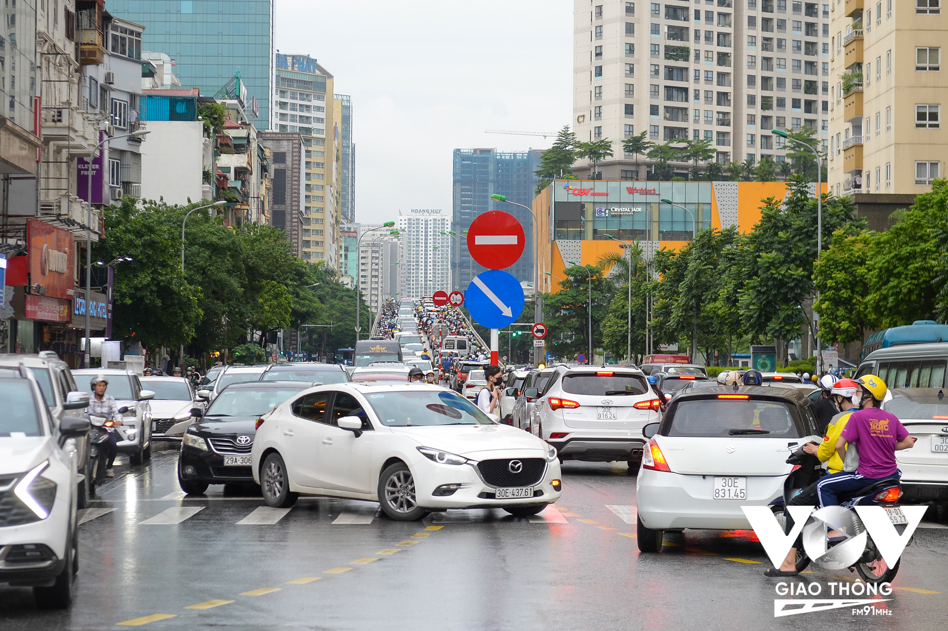 Theo ghi nhận tại cầu vượt Hoàng Minh Giám - Nguyễn Chánh, áp lực giao thông tăng cao ngay từ khoảng 16h30.