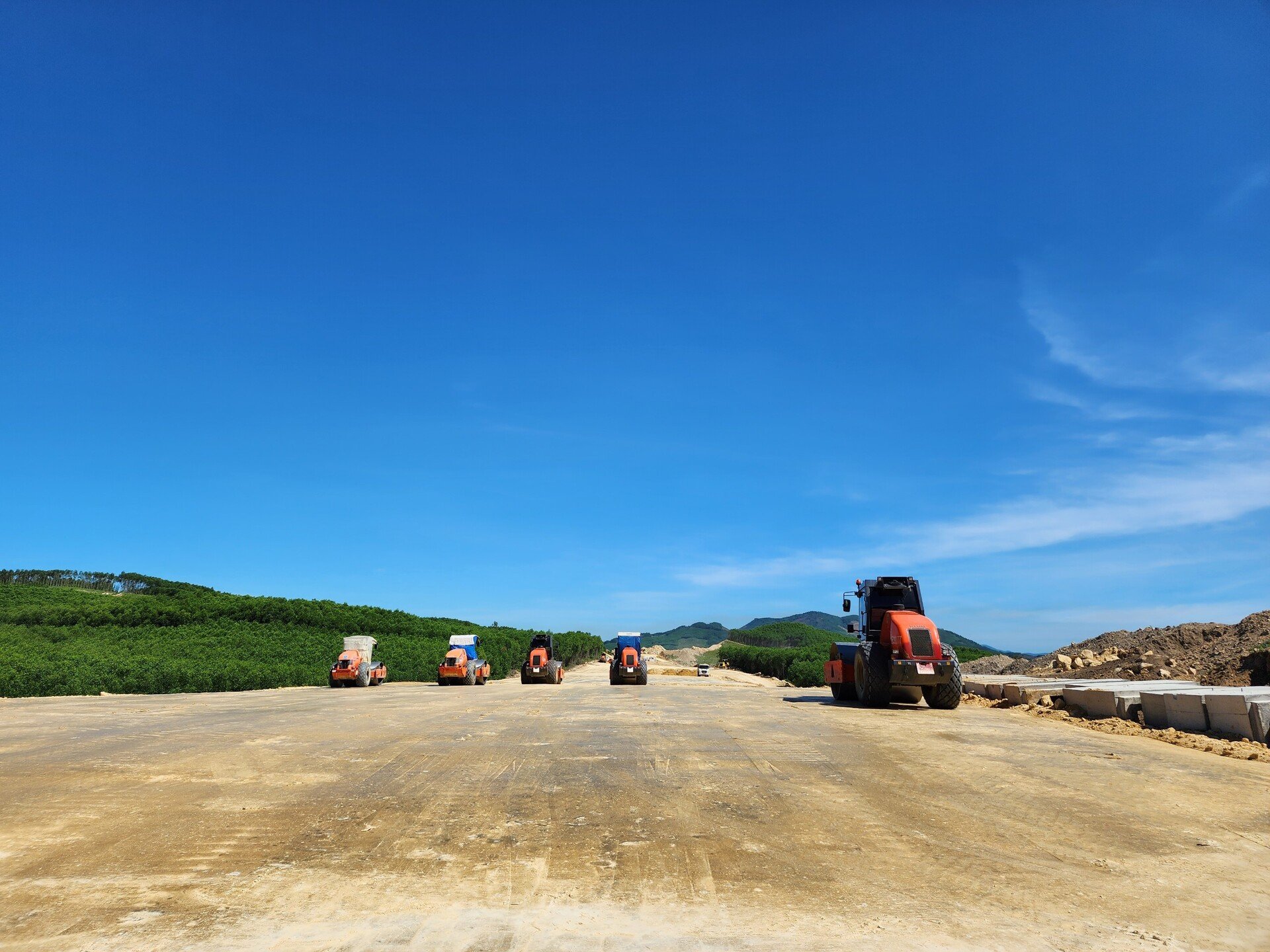 Tại thuộc gói thầu XL12, dự án Hàm Nghi - Vũng Áng hiện đã đắp được hơn 4km nền đường K95 nhờ tận dụng đất đắp được điều phối từ khu vực đồi tại Km560