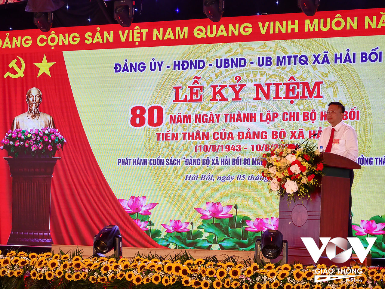 Ông Nguyễn Hữu Thụ, Phó Bí thư thường trực Đảng uỷ xã Hải Bối giới thiệu cuốn sách kỷ niệm 80 năm Đảng bộ Hải Bối