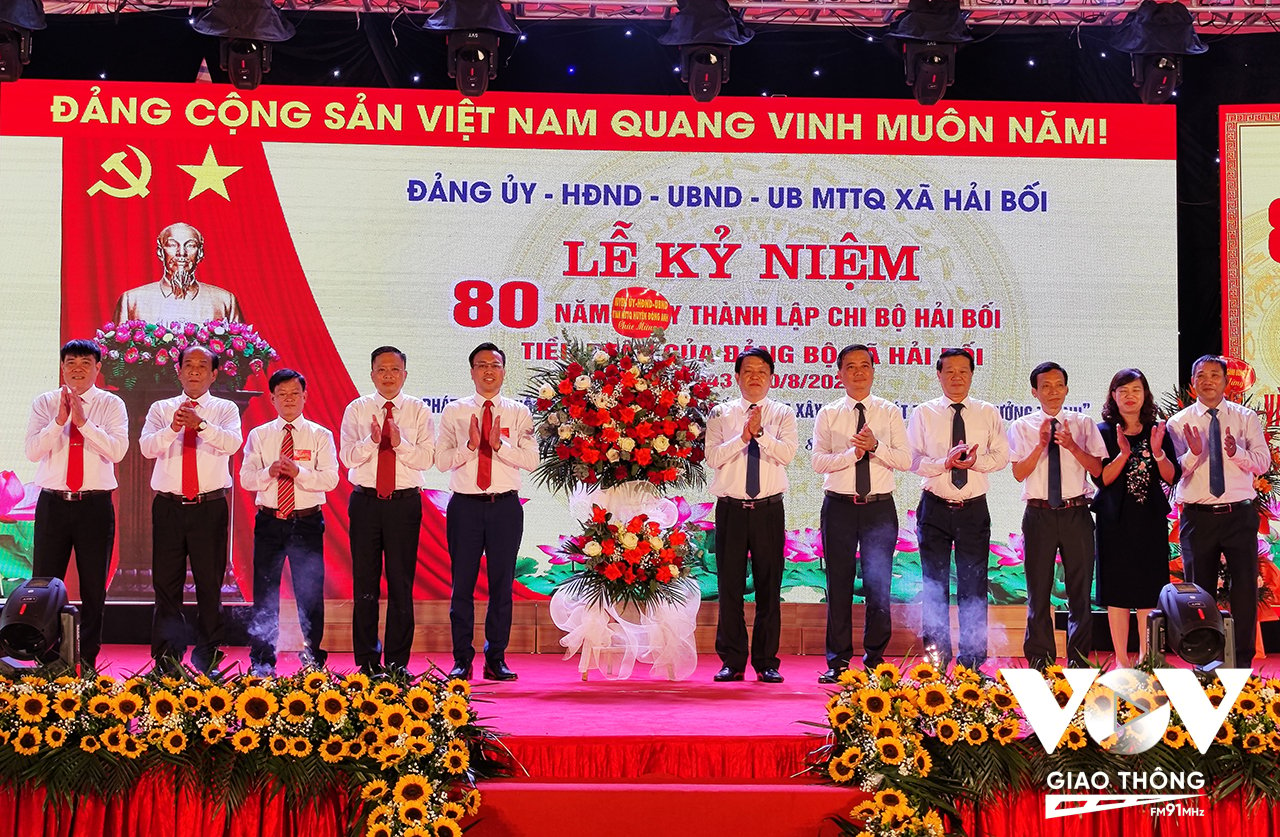 Lãnh đạo Đảng uỷ Hải Bối nhận lẵng hoa chúc mừng từ các đại biểu, lãnh đạo cấp thành phố Hà Nội, huyện Đông Anh và các tổ chức