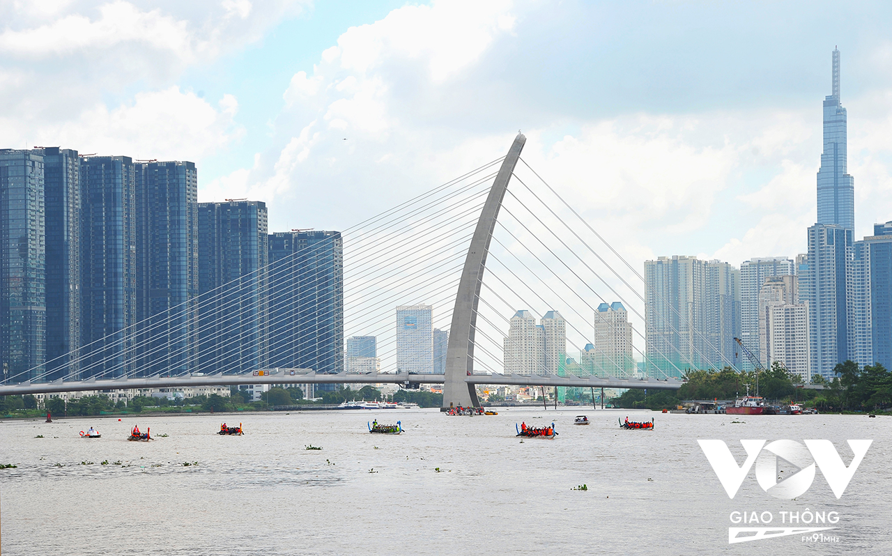 Cự ly thi đấu 500m xuất phát từ sông Sài Gòn ở chân cầu Ba Son đến Cầu cảng số 4 (Cột cờ Thủ ngữ). Đây đều là các biểu tượng của TP. HCM.