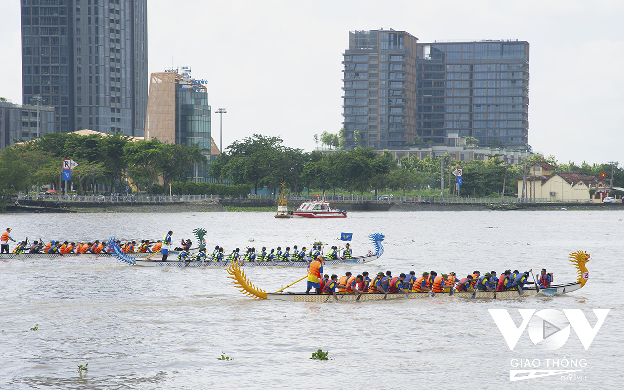 Các đội tranh tài ra sức chèo thuyền khi gần về đích.
