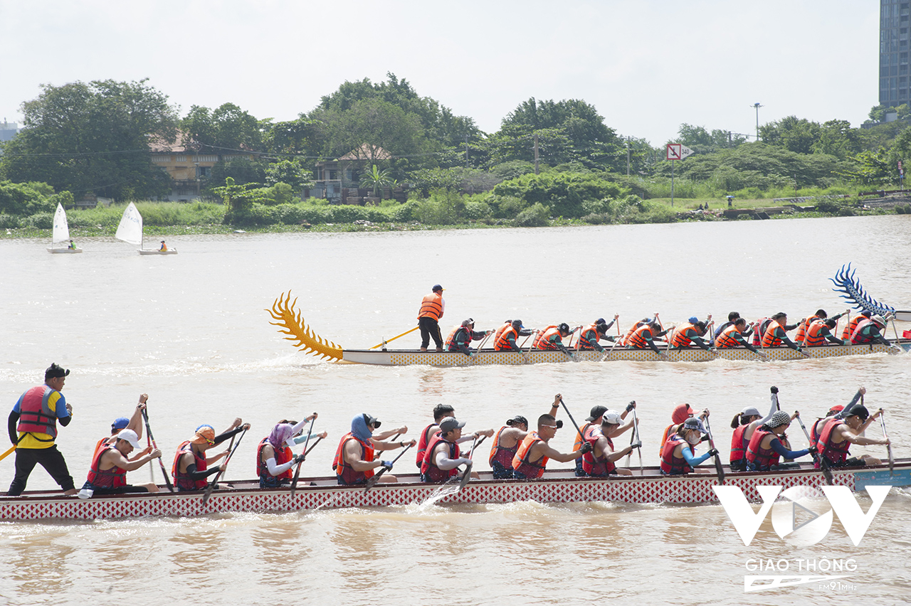 Bên cạnh hoạt động đua thuyền, Lễ hội Sông nước TP.HCM còn có nhiều hoạt động biểu diễn thể thao dưới nước đặc sắc.