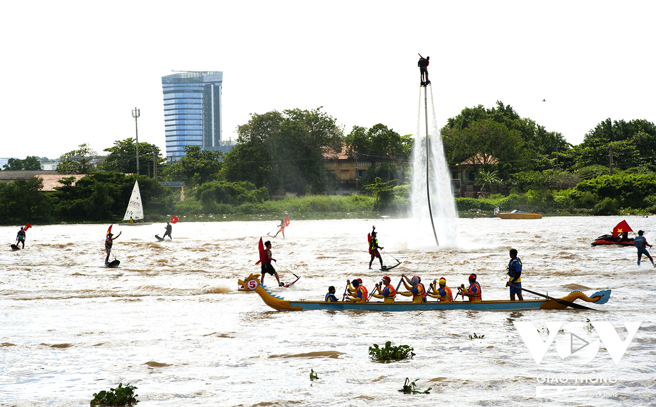 Các tay đua thuyền tranh tài quyết liệt trên sông Sài gòn với không khí lễ hội náo nhiệt.