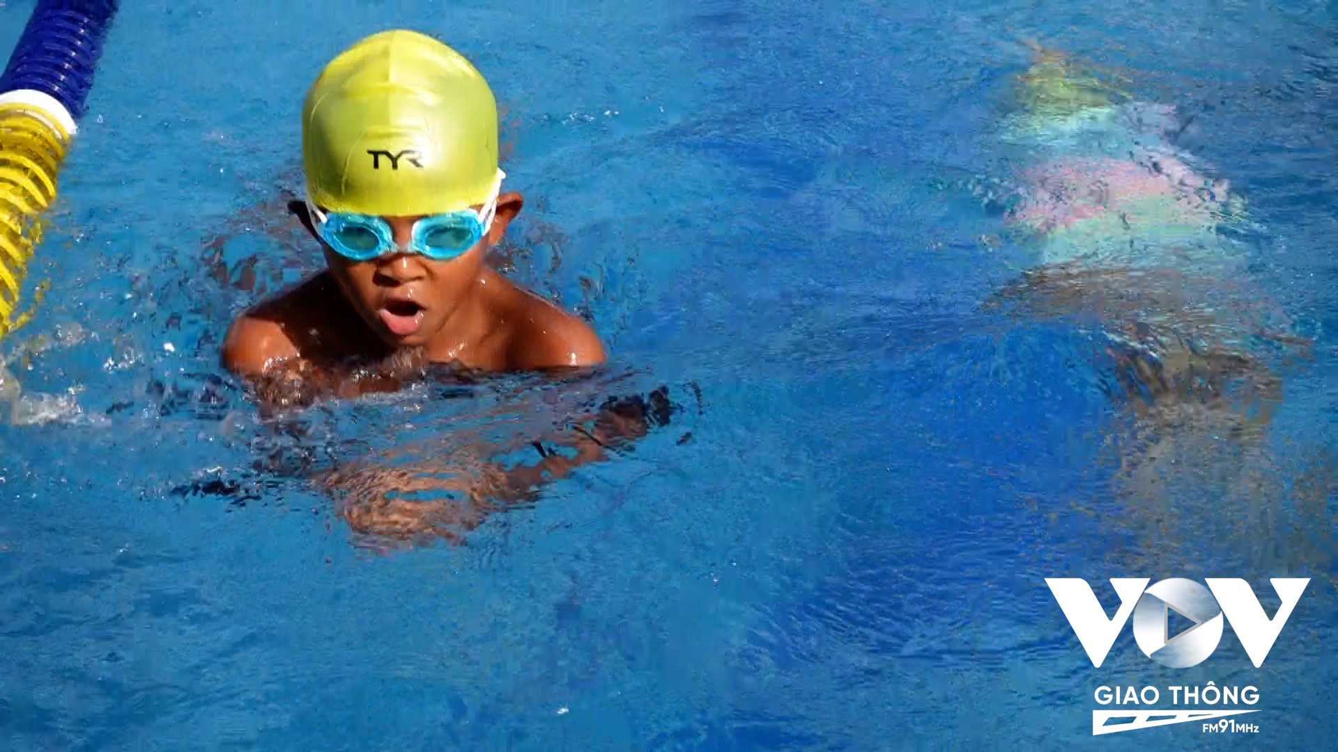 Câu lạc bộ “Bơi và những người bạn” thường xuyên mở các lớp dạy bơi miễn phí tại Mái ấm Thiên thần Quận 9