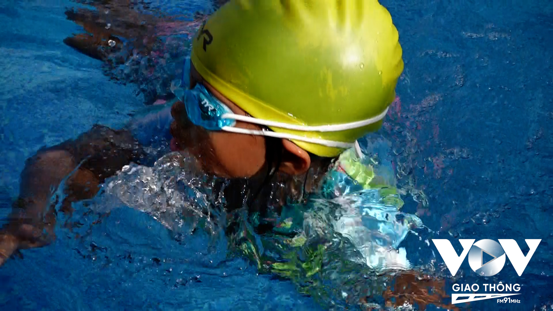 Hơn 1000 trẻ em khó khăn đã được anh Duy dạy bơi trong suốt hơn 6 năm qua...