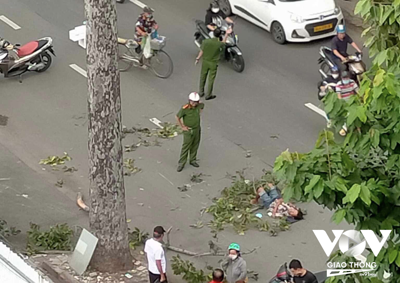 Đang chạy xe máy trên đường, người đàn ông bất ngờ bị nhánh cây xanh trên cao rơi xuống, trúng vào người khiến nạn nhân bị thương hôm 28/7